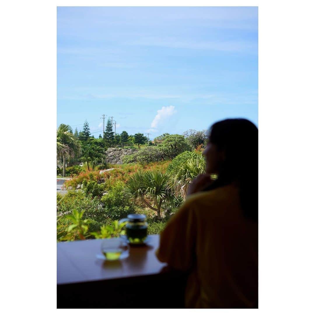 高垣麗子さんのインスタグラム写真 - (高垣麗子Instagram)「* 宮古島での夏休み🌴🌺🐠🌈  外遊びがメインであまりホテルに滞在する時間は無いのかな... なんて思っていたのですが、そんなこと無くどちらも楽しんできました‼︎  滞在したホテル(HOTEL SHIGIRA MIRAGE)には、心と身体をリフレッシュさせ内側からの健康をサポートしてくれるプランがいくつも揃っていたので🌿 娘と思いっきり遊びつつも、ゆったりとした気持ちで過ごすことができたんですよね🌿  日頃、何にも考えないでボーーっとすることなんてまず無いし、何よりもフィットネスやトリートメントだけじゃなく、人間ドッグなど健診まで受けられるシステムには驚かされました✨😳✨  シンワメディカルリゾート宮古島🌿 おすすめです‼︎  お部屋も居心地良いもんだから、外から帰ってきたらまたテラスのジャグジーにお水を入れて遊んだり、ゴロゴロしながら気がついたらお昼寝していたり(私も娘も)  旅行だとついついプランを詰め込み過ぎて疲れてしまう...なんてパターンもあるけれど、今回はそんなこともなく終始リラックスしていることに気がつき、ちょっと嬉しかった☺️☺️  * #宮古島 #miyakojima  #hotelshigiramirage  #シンワメディカルリゾート宮古島」8月18日 21時48分 - reikotakagaki