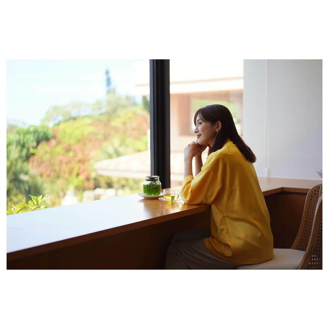 高垣麗子さんのインスタグラム写真 - (高垣麗子Instagram)「* 宮古島での夏休み🌴🌺🐠🌈  外遊びがメインであまりホテルに滞在する時間は無いのかな... なんて思っていたのですが、そんなこと無くどちらも楽しんできました‼︎  滞在したホテル(HOTEL SHIGIRA MIRAGE)には、心と身体をリフレッシュさせ内側からの健康をサポートしてくれるプランがいくつも揃っていたので🌿 娘と思いっきり遊びつつも、ゆったりとした気持ちで過ごすことができたんですよね🌿  日頃、何にも考えないでボーーっとすることなんてまず無いし、何よりもフィットネスやトリートメントだけじゃなく、人間ドッグなど健診まで受けられるシステムには驚かされました✨😳✨  シンワメディカルリゾート宮古島🌿 おすすめです‼︎  お部屋も居心地良いもんだから、外から帰ってきたらまたテラスのジャグジーにお水を入れて遊んだり、ゴロゴロしながら気がついたらお昼寝していたり(私も娘も)  旅行だとついついプランを詰め込み過ぎて疲れてしまう...なんてパターンもあるけれど、今回はそんなこともなく終始リラックスしていることに気がつき、ちょっと嬉しかった☺️☺️  * #宮古島 #miyakojima  #hotelshigiramirage  #シンワメディカルリゾート宮古島」8月18日 21時48分 - reikotakagaki