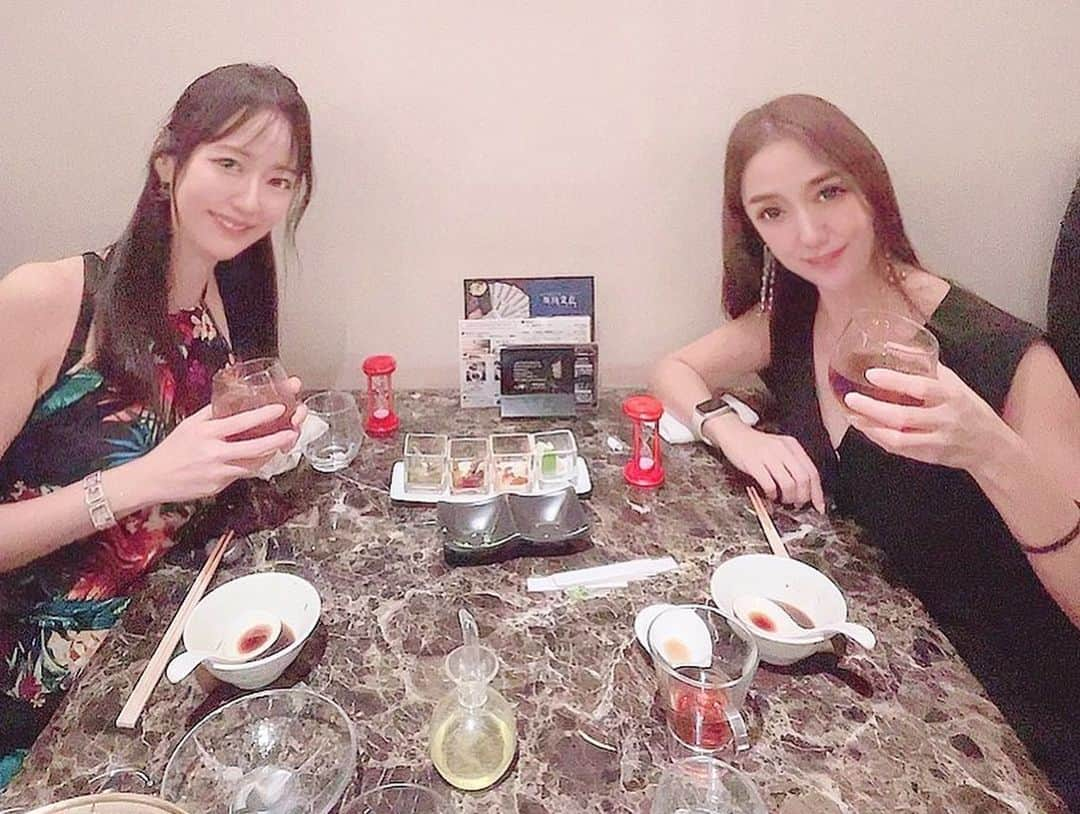 吉山りささんのインスタグラム写真 - (吉山りさInstagram)「🍄 キノコ食べて100upした💓  20年振りに会えた🥹💕  インスタで見つけてくれて本当に本当にありがとう💓  あたしの結婚式にも来てくれた❣️  話してても時間が足りなくて 愛海とシンガポール絶対いくから💕  愛してる💗💗💗  また冬ね🫶🏻🫶🏻🫶🏻  #吉山りさ #モデル  #フリーランスモデル #フリーモデル   #美容 #美肌ケア #model #Japanese  #温泉 #温泉ソムリエ #お酒 #お風呂 #温泉モデル #温泉女子 #hotsprings #aguastermales #모델 #pr #インフルエンサー #onsen #出張撮影 #撮影モデル  #インスタグラマー  #案件募集   先週は4年ぶり 昨日は3年ぶり そして今日は20年振りの友達と会えて幸せ💓   #ハグ と #キス は挨拶  #愛してる 💗」8月18日 22時10分 - oreorerisa