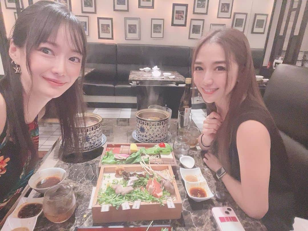 吉山りささんのインスタグラム写真 - (吉山りさInstagram)「🍄 キノコ食べて100upした💓  20年振りに会えた🥹💕  インスタで見つけてくれて本当に本当にありがとう💓  あたしの結婚式にも来てくれた❣️  話してても時間が足りなくて 愛海とシンガポール絶対いくから💕  愛してる💗💗💗  また冬ね🫶🏻🫶🏻🫶🏻  #吉山りさ #モデル  #フリーランスモデル #フリーモデル   #美容 #美肌ケア #model #Japanese  #温泉 #温泉ソムリエ #お酒 #お風呂 #温泉モデル #温泉女子 #hotsprings #aguastermales #모델 #pr #インフルエンサー #onsen #出張撮影 #撮影モデル  #インスタグラマー  #案件募集   先週は4年ぶり 昨日は3年ぶり そして今日は20年振りの友達と会えて幸せ💓   #ハグ と #キス は挨拶  #愛してる 💗」8月18日 22時10分 - oreorerisa