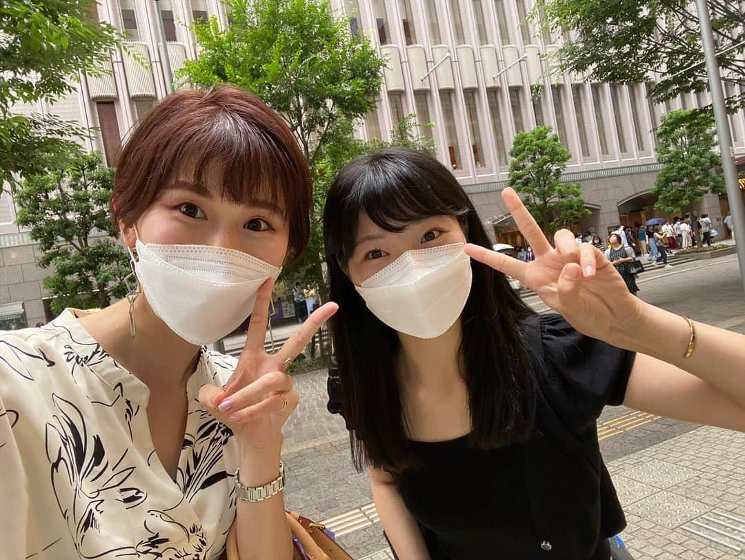 小松千絵さんのインスタグラム写真 - (小松千絵Instagram)「※第7波前の写真です  新型コロナの影響で 宝塚をはじめ様々な舞台の公演中止が相次ぎファンとしては悲しい限りです😭 明日から2度中止になった宝塚大劇場の月組公演が再開されます。 短い期間ですが千秋楽まで無事に公演が行えますように💦  この日観劇した星組公演では 元ヴァンフォーレクイーンのりんかちゃんに会いました！偶然すぎてびっくり！！ 元気に頑張ってました☺️✨  #観劇  #アナウンサー #ラジオパーソナリティ #ラジオパーソナリティー #ラジオ #radio #radiko #山梨放送 #ybsラジオ #小松千絵」8月18日 23時19分 - komao_chie