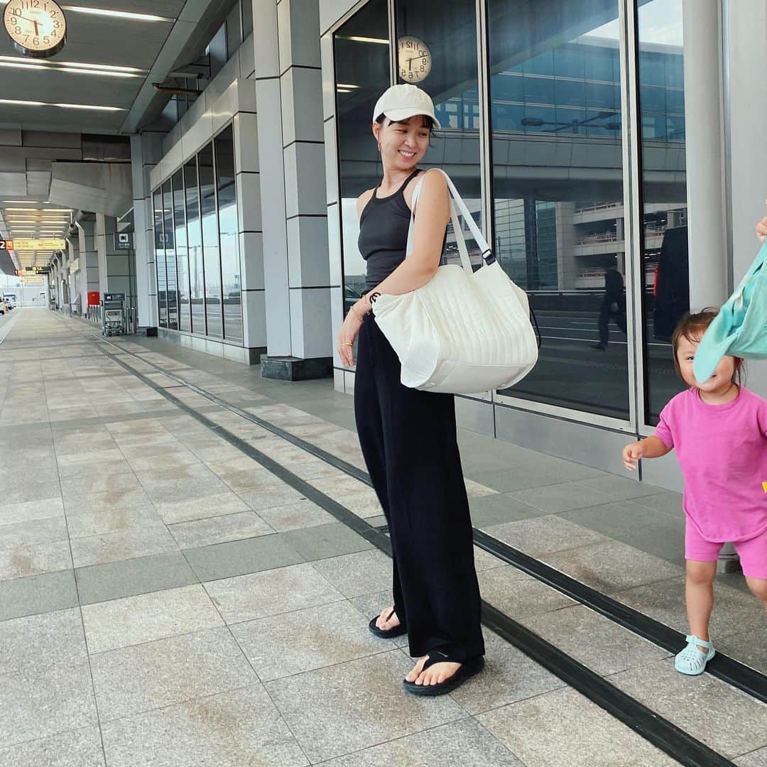 金子渚さんのインスタグラム写真 - (金子渚Instagram)「最近愛用してるマザーズバッグ。 大多量で、沢山ポケットがあったり、サイドの収納には保冷機能があったりと満足しております👜  とはいえ、娘のオムツも取れそこまで子供達の荷物が多くないので日常でも使ってみてます。  今回沖縄旅行へ後乗りだったので(子達は母が先に沖縄へ連れて行っててくれてました👩‍👧‍👦) 自分の3泊4日の荷物を入れてみましたが全然余裕の収納力でより満足度アップしました🤞🏻  マザーズバック探してる方おすすめです〜  @hatch8.jp にてご紹介しております◯」8月18日 23時29分 - nagisakaneko