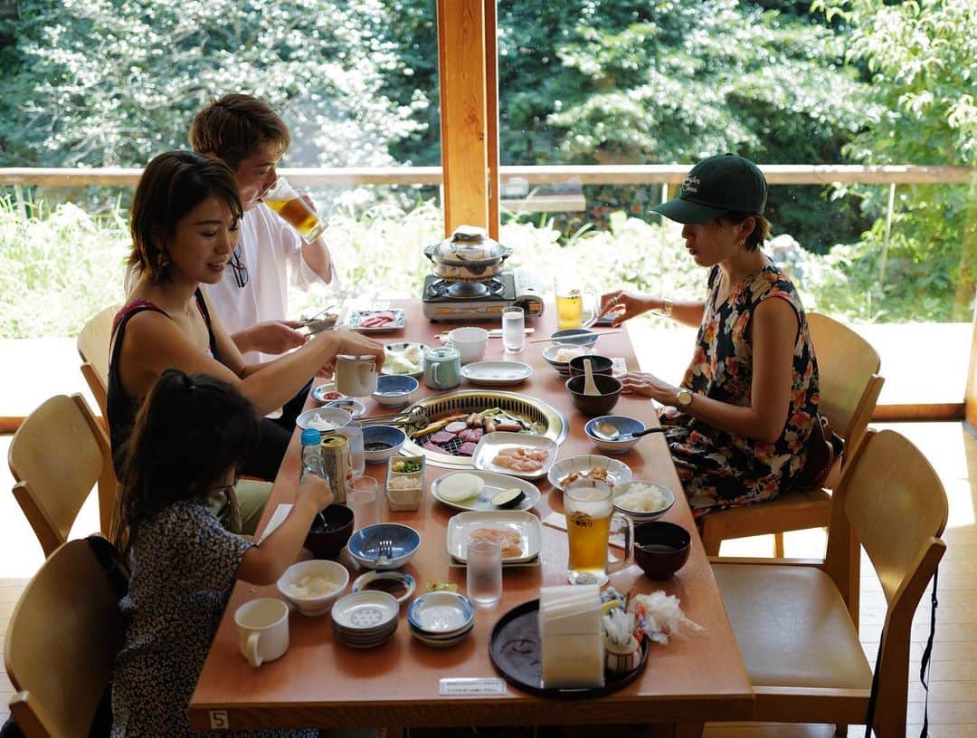 高山都さんのインスタグラム写真 - (高山都Instagram)「棚田と愉快な仲間たち。 長崎は広くて、だ　気づけば佐賀県をまたいでたりその先は福岡だったり、九州のこと、意外とコンパクトに感じたり。 とにかく食べ物は美味しい、自然は美しい、人は優しいで、素朴なおおらかな味わいを存分に体感した三日間でした。 最後に晴れた風景で集合写真撮れてよかった！ 長崎在住の萌ちゃんのスーパーアテンドが神クラスで、一同彼女のパワフルさと気遣いに感動しっぱなし。 今日は女3人で温泉で大汗かきました。 もえあん、更に大好きになりました。 三吉🐬くんとは、まだ一年前は出会ってもなかったのに夫婦共々こんなに仲良くなるなんて。 はぁー素敵な時間をありがとう。  スーパーの鮮魚や練り物、海苔が美味しくて安くてビックリで、空港前に買いこみました。 東京おうちごはんでも楽しもう。 その地の食を知って、自分の中にいれていくのも旅の醍醐味です。」8月19日 0時51分 - miyare38