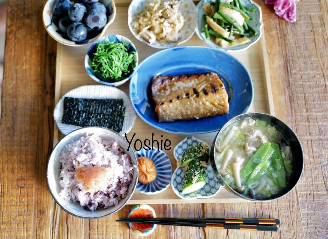 草間淑江さんのインスタグラム写真 - (草間淑江Instagram)「皆様おはようございます。  8月19日の朝です。  今朝は、さばのみりん干し焼き、切り干し大根煮、海苔、おかひじき、インゲンとおあげの煮浸し、梅干し、きゅうりのぬか漬け、鶏ひき肉男子のお味噌汁、明太子のせご飯、ぶどう🍇  今朝はしっかり和食で。  さばのみりん干しおいしいなぁ☺️  写真にはないですが大根おろしとともにさっぱりといただきました。  今朝も感謝して  ごちそうさまでした☺️🙏  さて、昨日は雨だったり晴れだったり忙しいお天気でした。  今日は朝から快晴。  暑さ対策しっかりして過ごしましょう。  皆様素敵な金曜日をお過ごし下さい❤️  #朝食#さばのみりん干し#和食#鶏ひき肉だんご汁#ぬか漬け#発酵食品#朝はしっかり食べる派 #今朝も感謝して#ごちそうさまでした🙏」8月19日 7時46分 - yoshie_kusama