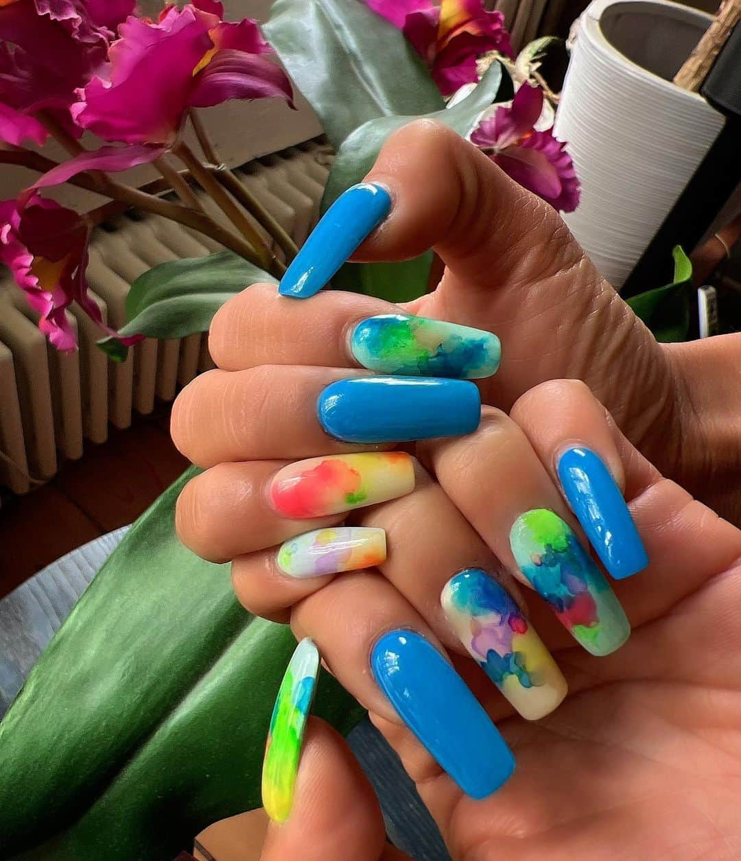 荒木さやかさんのインスタグラム写真 - (荒木さやかInstagram)「" 🌈 " my nails💙💚🧡💜❤️ #nails  " @moe_colorsnail」8月19日 9時42分 - araki_sayaka