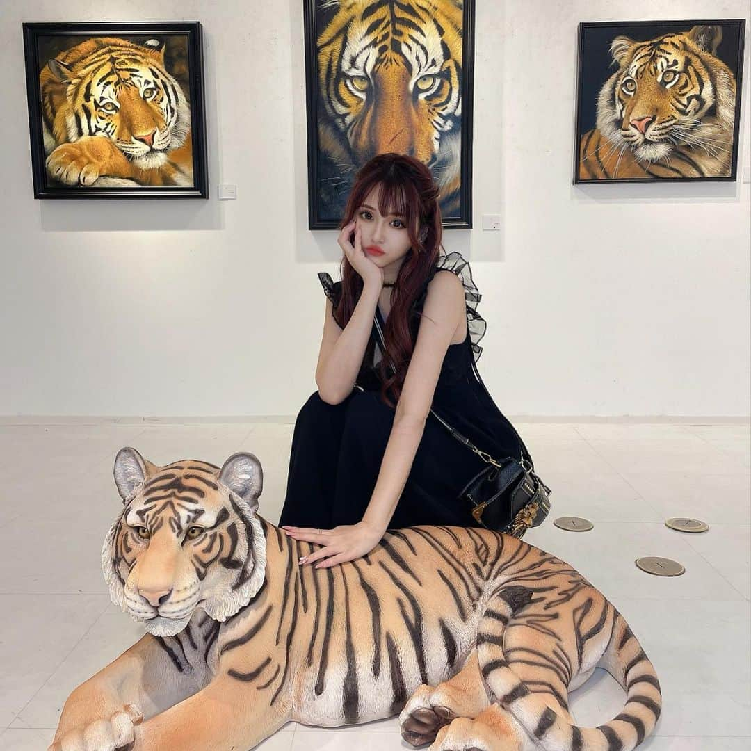 桜井莉菜さんのインスタグラム写真 - (桜井莉菜Instagram)「【 @remember6758 】のまいさんの🐯個展に行ってきたよ✨ もうね、すっごい迫力だし、色鉛筆や油絵で描いてるなんて思えない🥺✨ 私絵描くのも見るのも好きだから、めちゃめちゃ感動っ🥲 20日までやってるみたいなので、皆さま是非生で見て欲しい✨ この日のドレスコードは全員黒🖤 バッグは🐯と見せかけて🦁😂 【 @ruua.shop 】  #銀座#個展#アート#アートギャラリー#トラ#虎#remember」8月19日 10時47分 - rina__sakurai