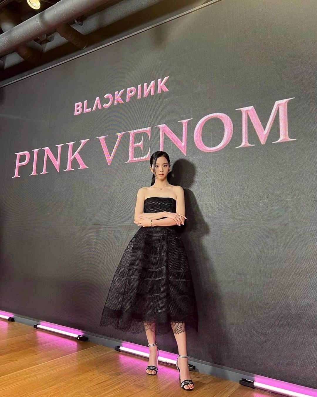 ジスさんのインスタグラム写真 - (ジスInstagram)「오늘 1시 #PinkVenom 🖤 곧 만나 💕」8月19日 11時01分 - sooyaaa__