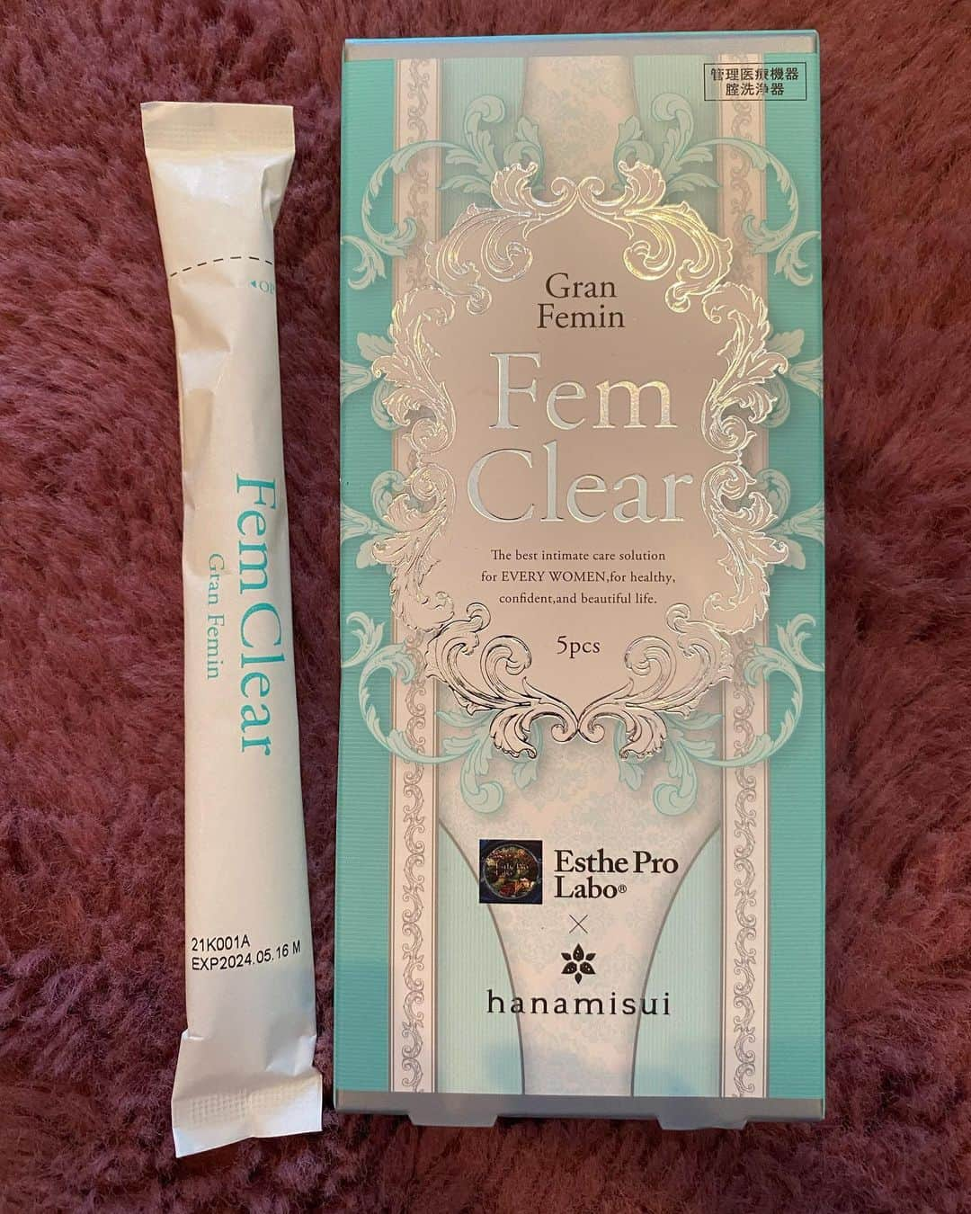 波多野結衣さんのインスタグラム写真 - (波多野結衣Instagram)「『Fem Clear』  プロラボさんの商品なのですが、いつもチャコールクレンズや酵素、トリプルカッター、グルテンフリークッキーとかも買ったりしてて色んな商品愛用してるのですが デリケートゾーン用の洗浄ジェル初めてGETしました🥺✨  元々職業柄もあり他のとこの洗浄ジェルは使った事あったのですが、プロラボさんから出てるとなればこれは愛用するしかない…！🥺🌈  デリケートゾーンのケアって中々大切なもので、中にある分お手入れ忘れがちで正しいお手入れ方法や知識少ないと、ニオイや痒み等の不快感や女性特有の悩みが起きやすいのです…🥲  洗浄液とかはよく使うのですが、洗浄液の使い過ぎも実は逆に良くないって聞いたことがあり、中々デリケートゾーンのケアって難しいんです😂  フェムケアは弱酸性のジェルでカラダに優しく、こまめな使用によって中を清潔な状態に保ってくれます✨👐🏻 腟内に存在する菌に着目し、日常生活で中性やアルカリ性に偏りがちな腟内を弱酸性に保つことで、内側から腟内環境をケアすることができるのです☺✨✨  ちなみにこのフェムクリア、取り出して挿入したらワンプッシュするだけなのでとても簡単に洗浄できるよ🤗🍓  厚生労働省が定める基準をクリアした管理医療機器の認証番号も取得しているので、安心して使うことができる商品☺💓  女性には是非使っていただきたい一品です！🙆🏻‍♀️🍓 私も沢山使う…！🥺  フェムクリアは、サロン専売品なので エステプロ・ラボ正規取扱店または直営店（銀座・青山など）で購入できるよ〜☺🌈  #エステプロラボ #フェムクリア #フェムテック #femclear  #膣洗浄器 #フェムケア #膣ケア #膣活 #デリケートゾーンケア  #女性の悩み #洗浄ジェル」8月19日 11時15分 - hatachan524