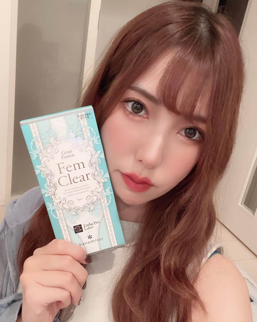 波多野結衣さんのインスタグラム写真 - (波多野結衣Instagram)「『Fem Clear』  プロラボさんの商品なのですが、いつもチャコールクレンズや酵素、トリプルカッター、グルテンフリークッキーとかも買ったりしてて色んな商品愛用してるのですが デリケートゾーン用の洗浄ジェル初めてGETしました🥺✨  元々職業柄もあり他のとこの洗浄ジェルは使った事あったのですが、プロラボさんから出てるとなればこれは愛用するしかない…！🥺🌈  デリケートゾーンのケアって中々大切なもので、中にある分お手入れ忘れがちで正しいお手入れ方法や知識少ないと、ニオイや痒み等の不快感や女性特有の悩みが起きやすいのです…🥲  洗浄液とかはよく使うのですが、洗浄液の使い過ぎも実は逆に良くないって聞いたことがあり、中々デリケートゾーンのケアって難しいんです😂  フェムケアは弱酸性のジェルでカラダに優しく、こまめな使用によって中を清潔な状態に保ってくれます✨👐🏻 腟内に存在する菌に着目し、日常生活で中性やアルカリ性に偏りがちな腟内を弱酸性に保つことで、内側から腟内環境をケアすることができるのです☺✨✨  ちなみにこのフェムクリア、取り出して挿入したらワンプッシュするだけなのでとても簡単に洗浄できるよ🤗🍓  厚生労働省が定める基準をクリアした管理医療機器の認証番号も取得しているので、安心して使うことができる商品☺💓  女性には是非使っていただきたい一品です！🙆🏻‍♀️🍓 私も沢山使う…！🥺  フェムクリアは、サロン専売品なので エステプロ・ラボ正規取扱店または直営店（銀座・青山など）で購入できるよ〜☺🌈  #エステプロラボ #フェムクリア #フェムテック #femclear  #膣洗浄器 #フェムケア #膣ケア #膣活 #デリケートゾーンケア  #女性の悩み #洗浄ジェル」8月19日 11時15分 - hatachan524