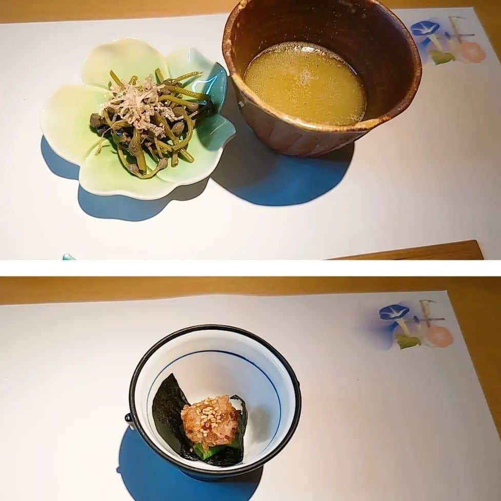 四葉杏果（松村有花）さんのインスタグラム写真 - (四葉杏果（松村有花）Instagram)「飯田橋駅から数分✨神楽坂の中にあるとりや蝦名さんに再び行ってきました！ 今回は日本酒の飲めるりなまると行ってきたよ！ 日本酒のメニュー今回はボヤけずに撮れた！ その中から６種類いただきました！ 私の中での優勝は豊盃🎉  とりや蝦名さんの料理はどれも美味しいけど、その中でも白濁スープが特にお気に入りで三杯も飲んじゃった☺️ とにかく日本酒に合う！今回はナスも日本酒がめちゃくちゃ進む味付けだったなぁ🤤  旬の時期で私の好きなウニもあって、りなまるの好物のカキもあって✨もちろん日本酒進むし👍️ カキは旬にはまだ早いのに私好みのミルキーなカキで旬にこのお店でカキ食べたらどうなっちゃうんだ😳秋になったら松茸も始まるらしくて、松茸×日本酒何て神がかってるに決まってるじゃん🤤楽しみだなー！  元々安い焼き鳥食べ過ぎて、居酒屋とかで焼き鳥あんまり食べない私だけど、とりや蝦名さんの焼き鳥は本当に美味しくて焼き鳥好きになった！逆に口が肥えて他のお店の焼き鳥もっと食べたくなくなってる😂  お刺身の平目も今回もプリプリだし、写真載せきれなかったけど、お米が前回と違ったのだけど 漬け物も微妙に写真見比べたら違ったんだよね！お米に合わせて漬け物も選んでるんだろうなというこだわりを感じた✨あんなに美味しくお米炊けるのいいな毎日とりや蝦名さんのお米食べたい♡  帰りに鶴に包まれた５円を貰えるよ！オシャレすぎる！！！  ぜひ、皆行ってみてね！  PR @toriya.ebina #神楽坂とりや蝦名 #神楽坂グルメ #神楽坂和食 #比内地鶏 #土鍋ご飯」8月19日 14時08分 - yotsuba_momoka