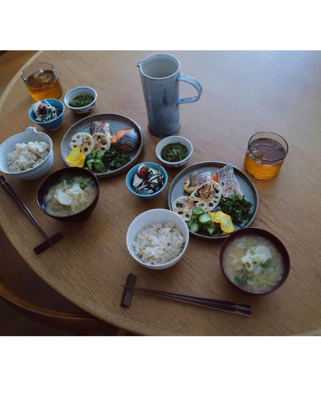 高山都さんのインスタグラム写真 - (高山都Instagram)「旅疲れがない！ ってのも、今回の長崎旅はとても健康的な食生活だったので、胃腸が元気！ 朝ごはんは、長崎で買った野菜や海苔で。 訪れた場所で感じた美味しさとか感動に自分の作るものは影響されてるんだろうなーと思う。 #みやれゴハン 夏休み中なんだけど、メールや連絡は絶えずあるので、仕事したり片付けたり、ゆるゆる家で過ごす金曜日です。 明日は早朝から山登り！」8月19日 15時56分 - miyare38