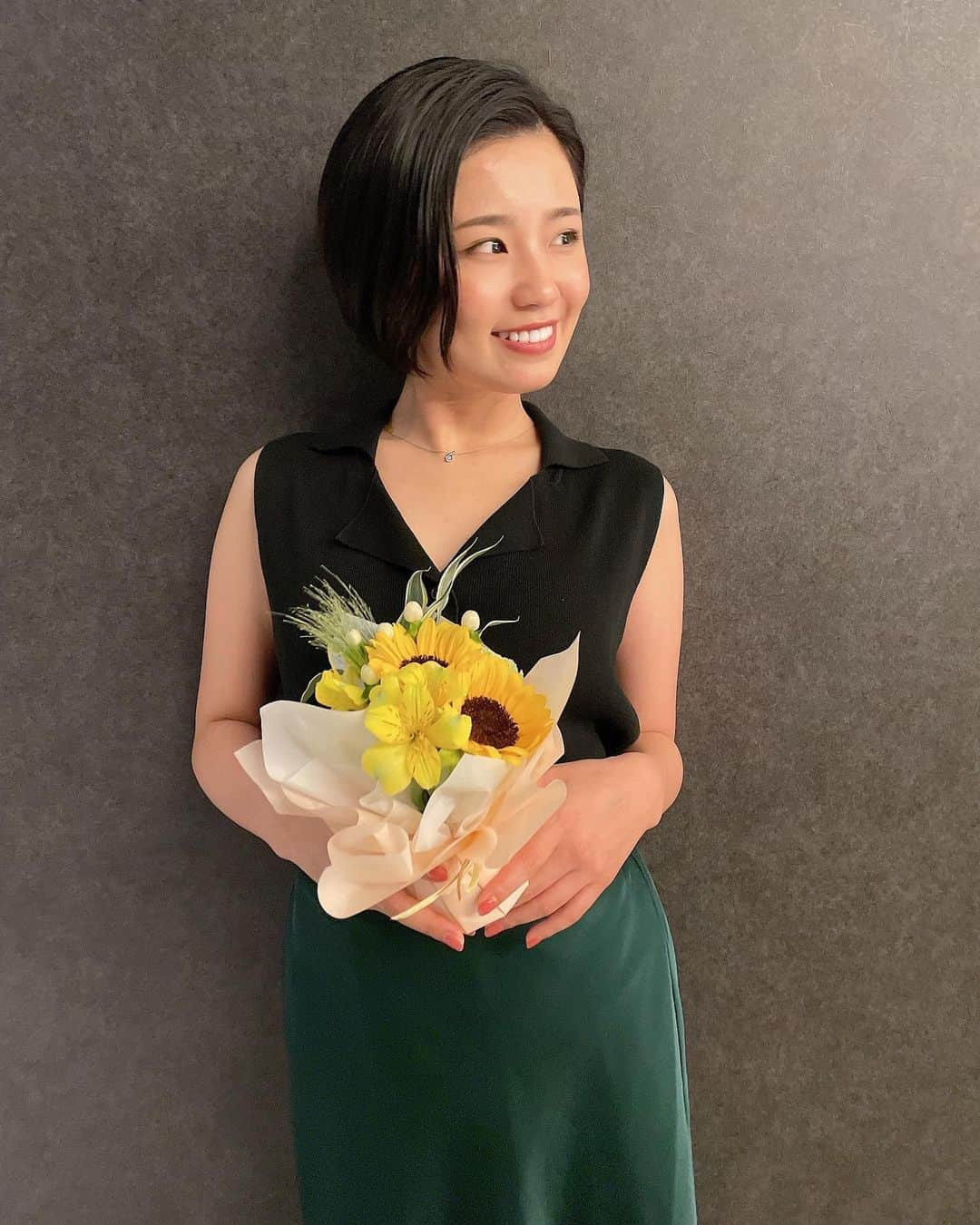 小池美由さんのインスタグラム写真 - (小池美由Instagram)「口の中噛んだー！＞3枚目 #オフショット 　 おしゃべりなのでよく噛みます 痛すぎて心臓バクバクするよね あの痛み大怪我に値するくらいの痛みなのに見た目全然軽傷なの不本意☹️ 　 夏らしいお花をいただきました🌻 こちらもオンエア楽しみにしててください！ 　 そして今夜は 🏇 8/19(金)22:52～23:00放送 フジテレビ「週末はウマでしょ！」 　 今夜は #札幌記念 です！ ジャックドールとパンサラッサがどうペース作っていくのが楽しみすぎる🥺 でも札幌競馬場の洋芝がどう作用するかな🥺 ソダシちゃんは連覇なるのか🥺 　 ワクワク止まらないです🫶 　 　 #競馬」8月19日 16時17分 - kkkkkoike