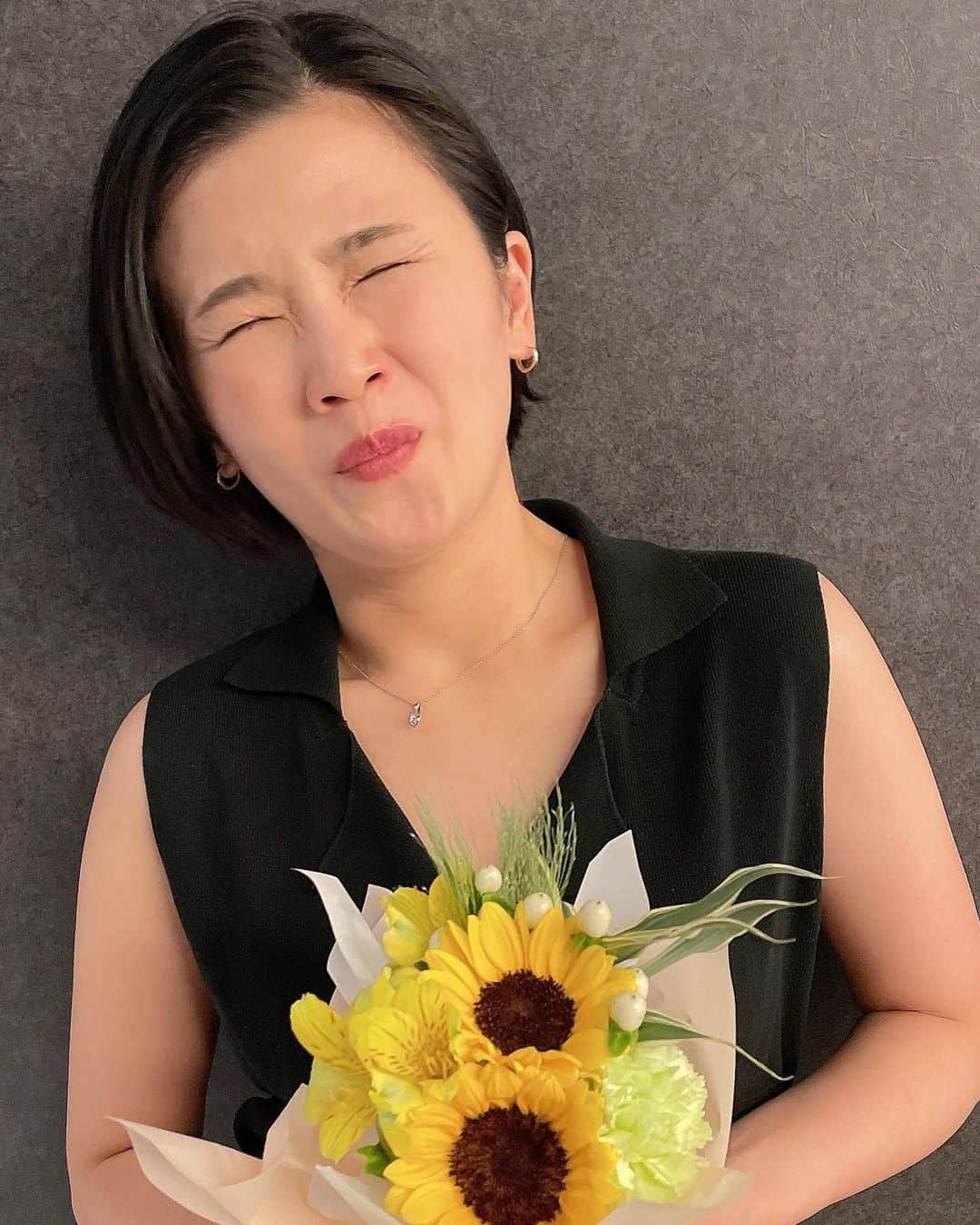 小池美由さんのインスタグラム写真 - (小池美由Instagram)「口の中噛んだー！＞3枚目 #オフショット 　 おしゃべりなのでよく噛みます 痛すぎて心臓バクバクするよね あの痛み大怪我に値するくらいの痛みなのに見た目全然軽傷なの不本意☹️ 　 夏らしいお花をいただきました🌻 こちらもオンエア楽しみにしててください！ 　 そして今夜は 🏇 8/19(金)22:52～23:00放送 フジテレビ「週末はウマでしょ！」 　 今夜は #札幌記念 です！ ジャックドールとパンサラッサがどうペース作っていくのが楽しみすぎる🥺 でも札幌競馬場の洋芝がどう作用するかな🥺 ソダシちゃんは連覇なるのか🥺 　 ワクワク止まらないです🫶 　 　 #競馬」8月19日 16時17分 - kkkkkoike