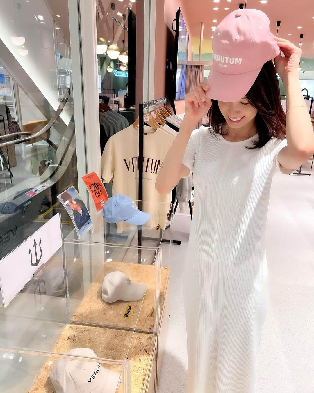 駒田奈美さんのインスタグラム写真 - (駒田奈美Instagram)「・ ・ ・ 『日本初オフライン販売』 ・ ・ BTSのメンバーなど韓国の有名人が愛用している @verutum_japan 「VERUTUM」 ・ ・ POPUPSTOREが新宿マルイ本館3階で 8月28日まで開催されるとのことで行って来ました♪ ・ ・ 限定CAPやTシャツなどアパレル商品も！ ・ ・ 迷いに迷って… コーデュロイのピンクのCAPを買って来ちゃいました❤︎ ・　 ・ この秋冬に活躍しそう❤︎❤︎ ・ ・ ・ #駒田奈美#モデル#アラフィフ#美魔女#オシャレ#cap #verutum #韓国ファッション #韓国#bts#ファッション#ファッション好きな人と繋がりたい」8月19日 16時39分 - nami.komada