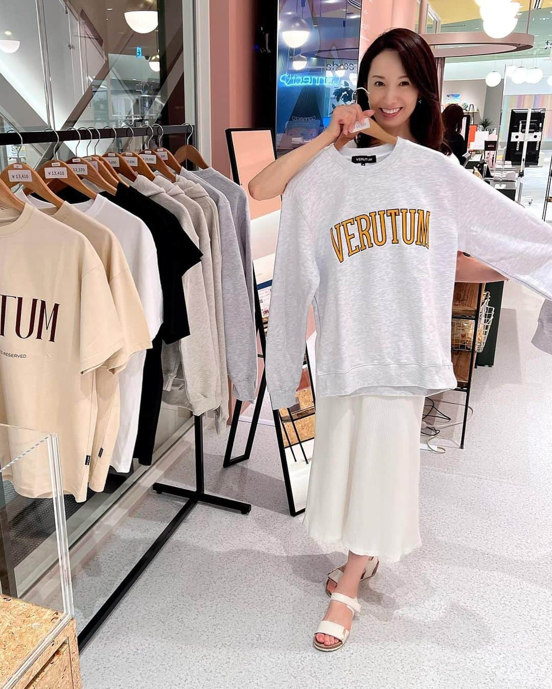 駒田奈美さんのインスタグラム写真 - (駒田奈美Instagram)「・ ・ ・ 『日本初オフライン販売』 ・ ・ BTSのメンバーなど韓国の有名人が愛用している @verutum_japan 「VERUTUM」 ・ ・ POPUPSTOREが新宿マルイ本館3階で 8月28日まで開催されるとのことで行って来ました♪ ・ ・ 限定CAPやTシャツなどアパレル商品も！ ・ ・ 迷いに迷って… コーデュロイのピンクのCAPを買って来ちゃいました❤︎ ・　 ・ この秋冬に活躍しそう❤︎❤︎ ・ ・ ・ #駒田奈美#モデル#アラフィフ#美魔女#オシャレ#cap #verutum #韓国ファッション #韓国#bts#ファッション#ファッション好きな人と繋がりたい」8月19日 16時39分 - nami.komada