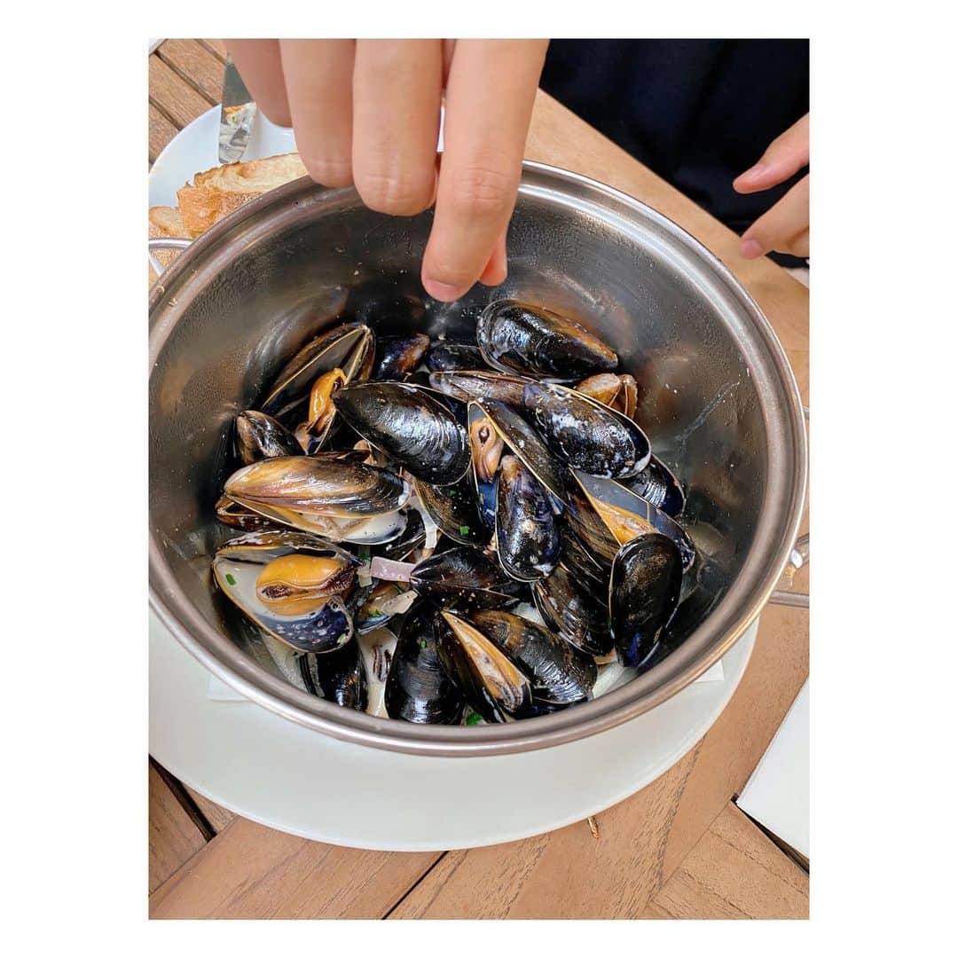 秋元玲奈さんのインスタグラム写真 - (秋元玲奈Instagram)「マーケット散策→ムール貝をたらふく食べる。 そんな我が家の夏休み🌻 #london #londonlife  #ロンドン日記 #boroghmarket」8月19日 16時59分 - rena_akimoto