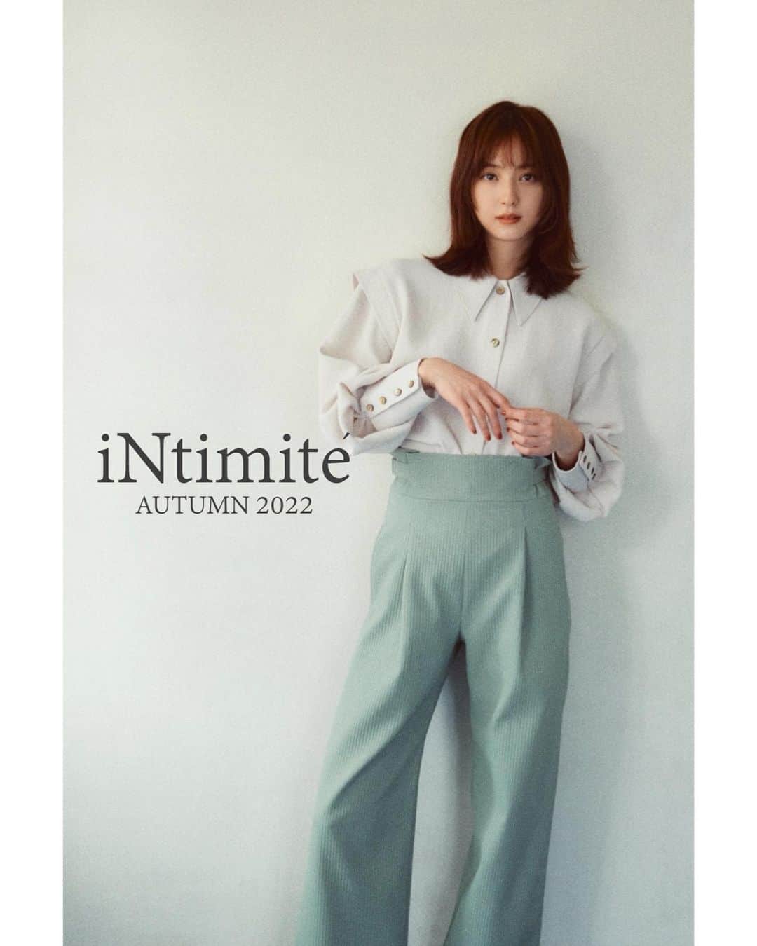 佐々木希さんのインスタグラム写真 - (佐々木希Instagram)「#iNtimite AW 本日18時サイトopenします🤎🤎🤎 喜んで頂けると嬉しいです。  少しお話させてください🙏 #iNtimite のお洋服を作り始めてから5年以上経ちましたが、改めて物作りって本当に面白いなぁと。 デザイン、生地選び、サンプルチェックを繰り返し、出来上がった洋服を着用しプロの方々と撮影、サイトのデザインが出来上がり、ようやくサイトopen。お披露目。 いつも『iNtimité』を応援してくださる皆様、そして携わってくださる方々に本当に感謝の気持ちでいっぱいです。  普段はネット販売ですが、ポップアップストアを開催する時はお店に行き、生の声を聞けたりするのも嬉しいです。 デザインを褒めていただけるのも嬉しさ爆発ですが😂笑 更に、 「生地が良くて長持ちしてます」 「洗えるのが嬉しい」 「シワになりにくい」 「着心地がいい」 「家事がしやすい」 などの意見を頂けたりして 「あぁ、こだわって作って本当に良かった…また喜んで頂ける様に更に進化しよう！」と言う気持ちになります。  またポップアップストアを開催すると思うので、その時は是非お店でお会いできたら…☺︎  そして毎回撮影現場では、 穏やかな雰囲気（ちょっとふざけてる時もある。笑）の中、いざ撮影が始まると、プロ集団の真剣な眼差しや意見に、私も胸が熱くなり、集中力を高めて撮っていただいています。 スタッフの皆さんは、普段ユーモアのある方々（笑）ですが、写真の出来上がりを見ると、もう素晴らしくて感動。笑  そんなこんなで（どんな？笑） 長くなっちゃいましたね🥲 話し出したらキリがないのでこの辺で…  最後まて読んでいただきありがとうございました🌷」8月19日 17時49分 - nozomisasaki_official