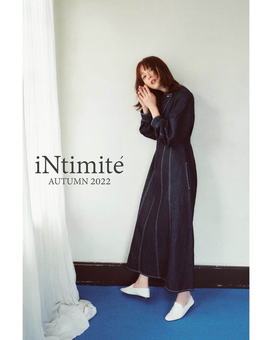 佐々木希さんのインスタグラム写真 - (佐々木希Instagram)「#iNtimite AW 本日18時サイトopenします🤎🤎🤎 喜んで頂けると嬉しいです。  少しお話させてください🙏 #iNtimite のお洋服を作り始めてから5年以上経ちましたが、改めて物作りって本当に面白いなぁと。 デザイン、生地選び、サンプルチェックを繰り返し、出来上がった洋服を着用しプロの方々と撮影、サイトのデザインが出来上がり、ようやくサイトopen。お披露目。 いつも『iNtimité』を応援してくださる皆様、そして携わってくださる方々に本当に感謝の気持ちでいっぱいです。  普段はネット販売ですが、ポップアップストアを開催する時はお店に行き、生の声を聞けたりするのも嬉しいです。 デザインを褒めていただけるのも嬉しさ爆発ですが😂笑 更に、 「生地が良くて長持ちしてます」 「洗えるのが嬉しい」 「シワになりにくい」 「着心地がいい」 「家事がしやすい」 などの意見を頂けたりして 「あぁ、こだわって作って本当に良かった…また喜んで頂ける様に更に進化しよう！」と言う気持ちになります。  またポップアップストアを開催すると思うので、その時は是非お店でお会いできたら…☺︎  そして毎回撮影現場では、 穏やかな雰囲気（ちょっとふざけてる時もある。笑）の中、いざ撮影が始まると、プロ集団の真剣な眼差しや意見に、私も胸が熱くなり、集中力を高めて撮っていただいています。 スタッフの皆さんは、普段ユーモアのある方々（笑）ですが、写真の出来上がりを見ると、もう素晴らしくて感動。笑  そんなこんなで（どんな？笑） 長くなっちゃいましたね🥲 話し出したらキリがないのでこの辺で…  最後まて読んでいただきありがとうございました🌷」8月19日 17時49分 - nozomisasaki_official