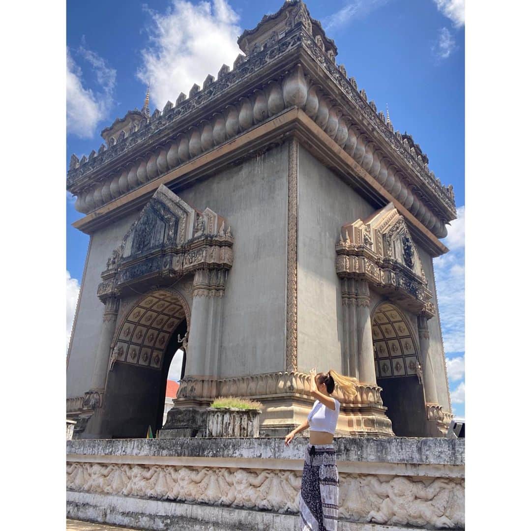 市原彩花さんのインスタグラム写真 - (市原彩花Instagram)「Vientiane, Laos🇱🇦  37ヶ国目！ ラオス一人旅🇱🇦 パトゥーサイ(凱旋門)でパシャリ📸 結構大きいし周りも綺麗でテンション上がったー❣️  ラオスの首都ビエンチャンは「世界一何もない首都」らしく、いろんな人に「本当に何もないよw」と言われたよ🤣 けど、街がコンパクトで観光しやすいし、ご飯屋さんも多くてすごく楽！  一日目の夜はフォロワーさんに教えてもらったお店行ったり、メコン川沿いをお散歩😚 飲んでたらたくさんの方と知り合えて、一人旅じゃないみたいにとっても楽しかった🤣 日本人女性のラオス一人旅はとっても珍しいみたい🤣(でしょうねw)  ビエンチャンはシンガポールから3時間、Scootで往復S$240(¥23000)で来れるから、弾丸旅に良い👌 そしてご飯美味しい😙  #ラオス#Laos#ビエンチャン#ヴィエンチャン#vientiane#パトゥーサイ#Patuxay#凱旋門#東南アジア#一人旅#海外旅行#海外移住#旅行#ラオス観光#japanesegirl#asianmodel」8月19日 18時35分 - ayaka_ichihara