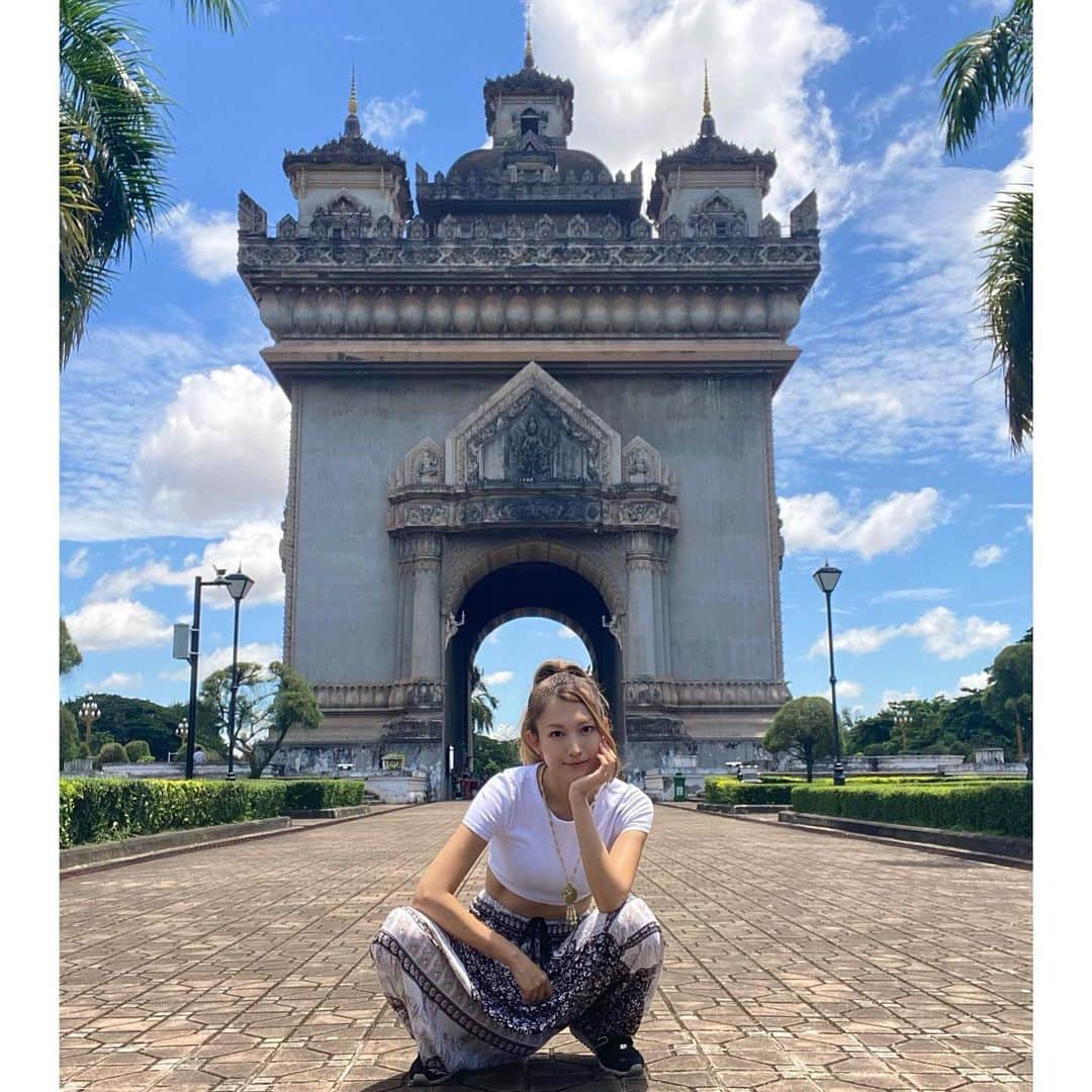 市原彩花さんのインスタグラム写真 - (市原彩花Instagram)「Vientiane, Laos🇱🇦  37ヶ国目！ ラオス一人旅🇱🇦 パトゥーサイ(凱旋門)でパシャリ📸 結構大きいし周りも綺麗でテンション上がったー❣️  ラオスの首都ビエンチャンは「世界一何もない首都」らしく、いろんな人に「本当に何もないよw」と言われたよ🤣 けど、街がコンパクトで観光しやすいし、ご飯屋さんも多くてすごく楽！  一日目の夜はフォロワーさんに教えてもらったお店行ったり、メコン川沿いをお散歩😚 飲んでたらたくさんの方と知り合えて、一人旅じゃないみたいにとっても楽しかった🤣 日本人女性のラオス一人旅はとっても珍しいみたい🤣(でしょうねw)  ビエンチャンはシンガポールから3時間、Scootで往復S$240(¥23000)で来れるから、弾丸旅に良い👌 そしてご飯美味しい😙  #ラオス#Laos#ビエンチャン#ヴィエンチャン#vientiane#パトゥーサイ#Patuxay#凱旋門#東南アジア#一人旅#海外旅行#海外移住#旅行#ラオス観光#japanesegirl#asianmodel」8月19日 18時35分 - ayaka_ichihara