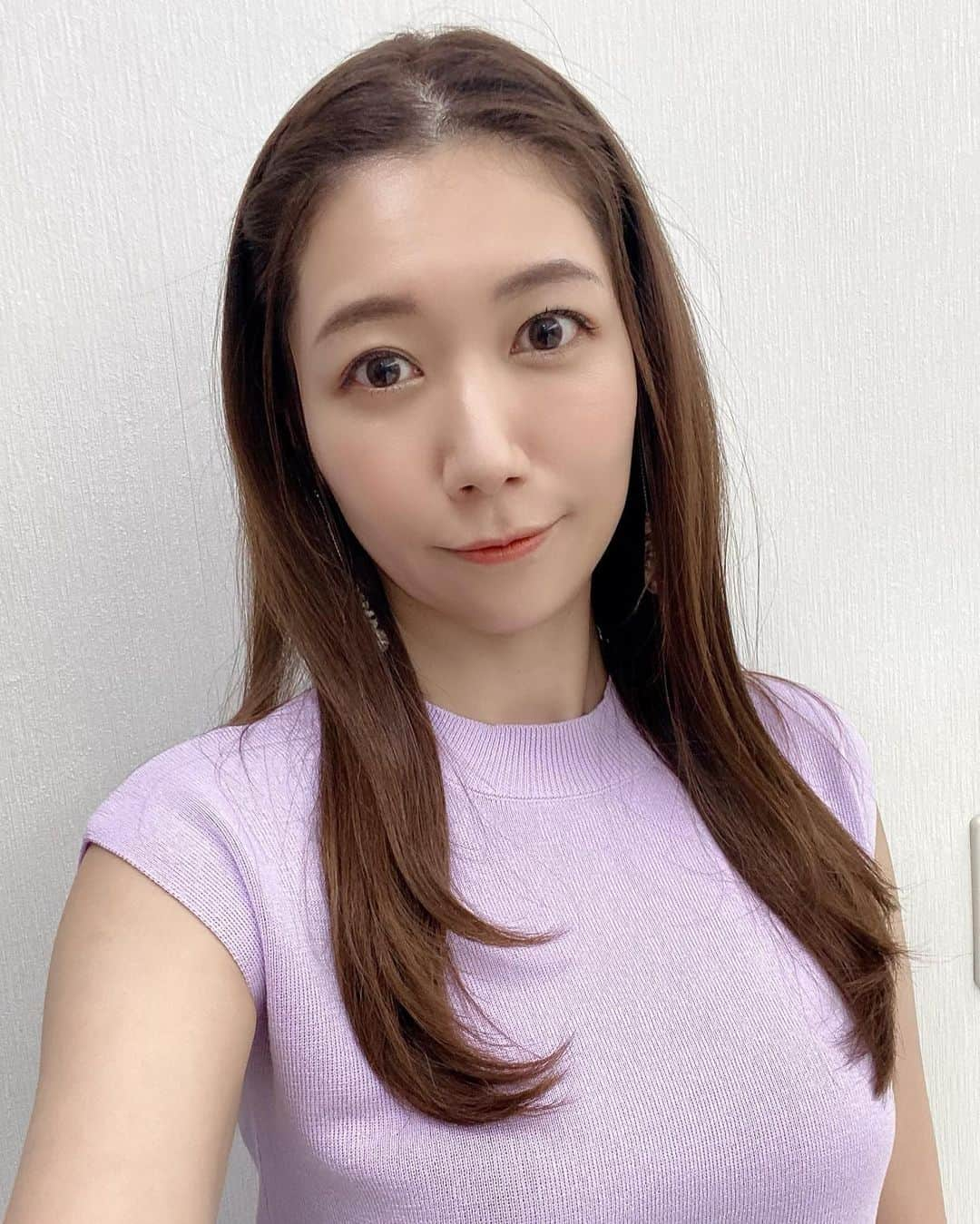 穂川果音さんのインスタグラム写真 - (穂川果音Instagram)「hairstyle  ストレートワンカールだよ〜 前髪を少しまとめているので、印象がかなり違うって言われたよ〜😊  earring→ @hitofula_flower  #ナチュラルヘア #大人めコーデ #ダウンスタイル　#イヤリング　#ストレートヘア　#アベプラ　#お天気お姉さんコーデ　#ワンカール  #hairarrange #hairstyle #weatherforecast」8月19日 18時44分 - hokawakanonn