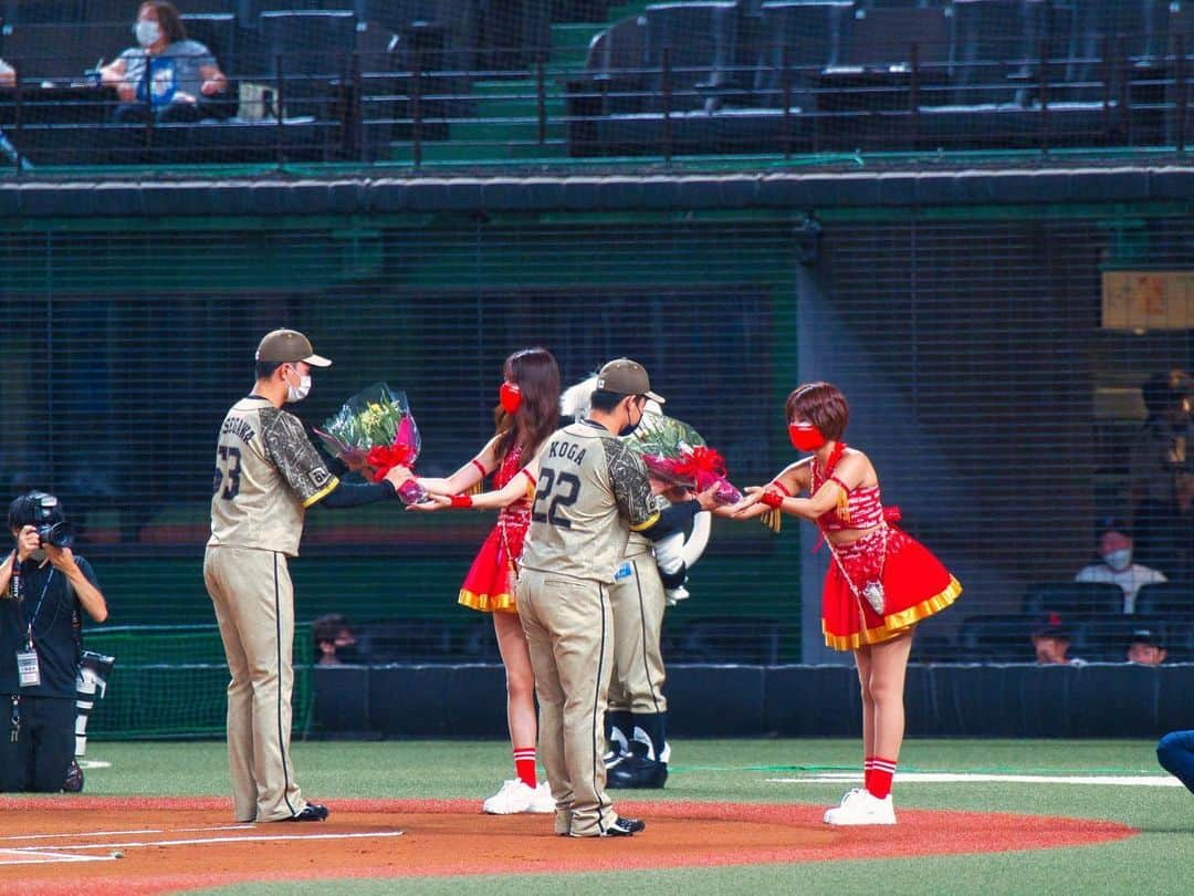 藤井マリーさんのインスタグラム写真 - (藤井マリーInstagram)「⚾️ ⁣ 8/17 #ベルーナドーム  埼玉西武ライオンズ VS 福岡ソフトバンクホークス　⁣ ⁣  この日は『オリエンタルバイオDAY』ということで 私達 #raffineelady 全員で応援に行きました〜！  私は普段から野球観戦に行くのと、父とお爺さんが野球選手だったのでプチ親孝行☺️🤍  まさかお仕事で携わることができるなんて思ってもいませんでした🥹🥹  試合前に行われる始球式⚾️では 地元出身のみやびちゃんがコントロール抜群のストレート玉を披露！！  たくさん練習していた姿を見ていたので夢が叶った瞬間をみれたことに、ウルっと🥹🥹  私は始球式前の花束贈呈に参加させていただき、神聖なる場所に立つことが出来て本当に感激でした！！ ⁣  テレビ埼玉「マチコミ」にも生出演させて頂き、まさにオリエンタルバイオDAYという一日🌟 ⁣ 始球式やテレビ出演後はみやびちゃんとゆりやんと３人で試合を最後まで観戦しました〜！！  普段行くのは神宮かハマスタなので新しくなったベルーナドームに行くのは初めてなのですが、綺麗で快適に過ごすことが出来て最高でした！！ 小雨や風にやられるのもまた最高ですけどね！！😏  推し選手があちこちにいるので今年は野球遠征でもしようかなあと企んでます🤣🤣 ⁣  #野球 #野球観戦 #スポーツ観戦 #テレビ埼玉   #seibulions #埼玉西武ライオンズ #softbankhawks #福岡ソフトバンクホークス  #モータースポーツ #コスチューム #レースクイーン #藤井マリー」8月19日 18時58分 - fujimary_6