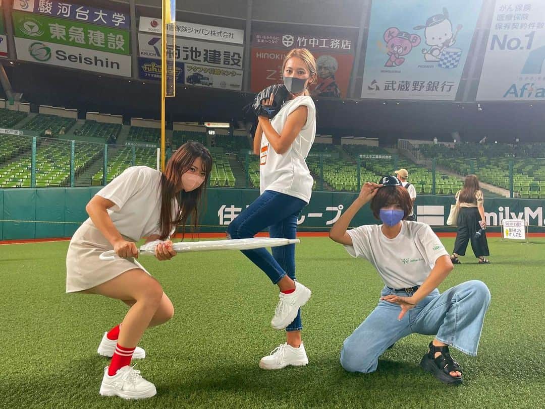 藤井マリーさんのインスタグラム写真 - (藤井マリーInstagram)「⚾️ ⁣ 8/17 #ベルーナドーム  埼玉西武ライオンズ VS 福岡ソフトバンクホークス　⁣ ⁣  この日は『オリエンタルバイオDAY』ということで 私達 #raffineelady 全員で応援に行きました〜！  私は普段から野球観戦に行くのと、父とお爺さんが野球選手だったのでプチ親孝行☺️🤍  まさかお仕事で携わることができるなんて思ってもいませんでした🥹🥹  試合前に行われる始球式⚾️では 地元出身のみやびちゃんがコントロール抜群のストレート玉を披露！！  たくさん練習していた姿を見ていたので夢が叶った瞬間をみれたことに、ウルっと🥹🥹  私は始球式前の花束贈呈に参加させていただき、神聖なる場所に立つことが出来て本当に感激でした！！ ⁣  テレビ埼玉「マチコミ」にも生出演させて頂き、まさにオリエンタルバイオDAYという一日🌟 ⁣ 始球式やテレビ出演後はみやびちゃんとゆりやんと３人で試合を最後まで観戦しました〜！！  普段行くのは神宮かハマスタなので新しくなったベルーナドームに行くのは初めてなのですが、綺麗で快適に過ごすことが出来て最高でした！！ 小雨や風にやられるのもまた最高ですけどね！！😏  推し選手があちこちにいるので今年は野球遠征でもしようかなあと企んでます🤣🤣 ⁣  #野球 #野球観戦 #スポーツ観戦 #テレビ埼玉   #seibulions #埼玉西武ライオンズ #softbankhawks #福岡ソフトバンクホークス  #モータースポーツ #コスチューム #レースクイーン #藤井マリー」8月19日 18時58分 - fujimary_6