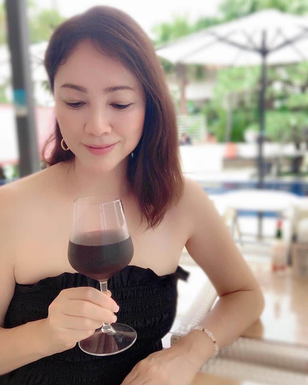 田中悦子さんのインスタグラム写真 - (田中悦子Instagram)「プールサイドバーでまったり🍷飲んでる絵に見えますが、この時早々とせんべろ行って出来上がってるのにさらにプールサイドで飲んでるわたくしです👍  旅行に来た時くらいね〜😆 いや、いつもの気がする。 さて、旅行中に何杯オリオンビール飲んだでしょうか？ 🍺🍺🍺😝  #沖縄 #沖縄旅行  #家族旅行 #プールサイド #プールサイドバー  #アラフィフ #アラフィフ女子 #リゾート #リゾートホテル #リゾートコーデ #ベアトップ  #ベアワンピ」8月19日 19時36分 - etsuko.reborn25