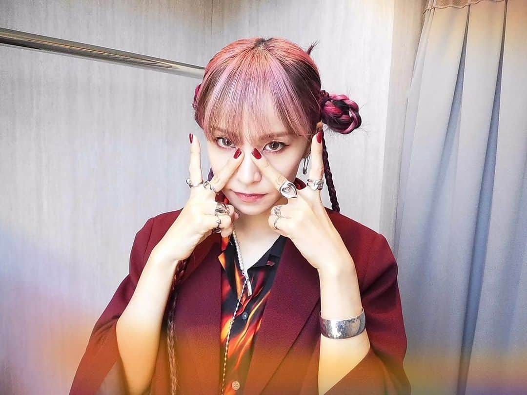 LiSAさんのインスタグラム写真 - (LiSAInstagram)「#ミニオンズシアター　大阪TOHOシネマズなんば様の初回舞台挨拶は、夏仕様の支配人でしたっ🐼 カンフーの毛伸びた🤗  初回舞台挨拶に集まってくれた大阪のみんなとの時間をメディアさんに届けていただいていますっ📝  #ミニオンズフィーバー　まだまだお楽しみいただけますようにっ🍌」8月19日 20時27分 - xlisa_olivex