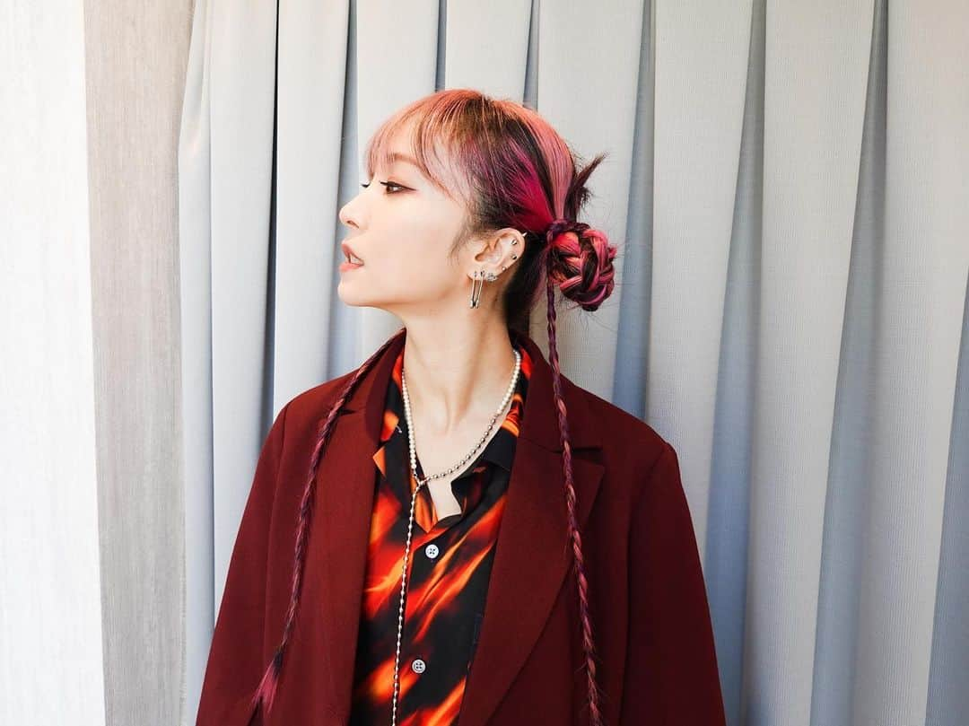 LiSAさんのインスタグラム写真 - (LiSAInstagram)「#ミニオンズシアター　大阪TOHOシネマズなんば様の初回舞台挨拶は、夏仕様の支配人でしたっ🐼 カンフーの毛伸びた🤗  初回舞台挨拶に集まってくれた大阪のみんなとの時間をメディアさんに届けていただいていますっ📝  #ミニオンズフィーバー　まだまだお楽しみいただけますようにっ🍌」8月19日 20時27分 - xlisa_olivex