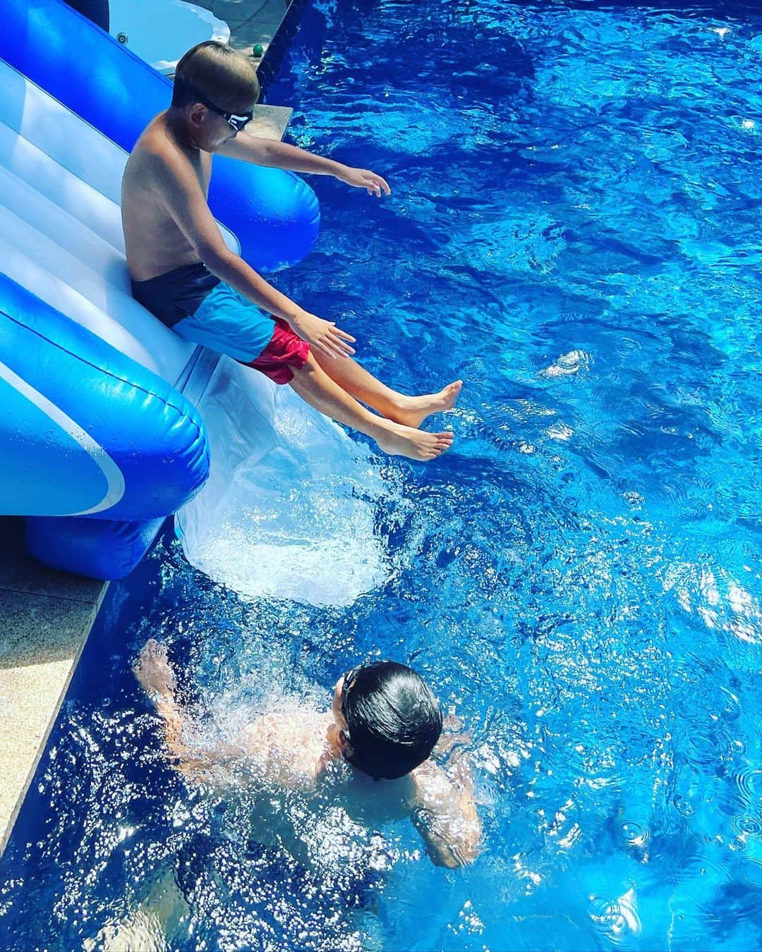 田波涼子さんのインスタグラム写真 - (田波涼子Instagram)「久しぶりに滑り台出しました‼︎ やっぱりまだまだ楽しそぉ〜　  今日は暑かったので、ランチも水着のままお庭で〜♫」8月19日 20時46分 - ryokotanami.idea