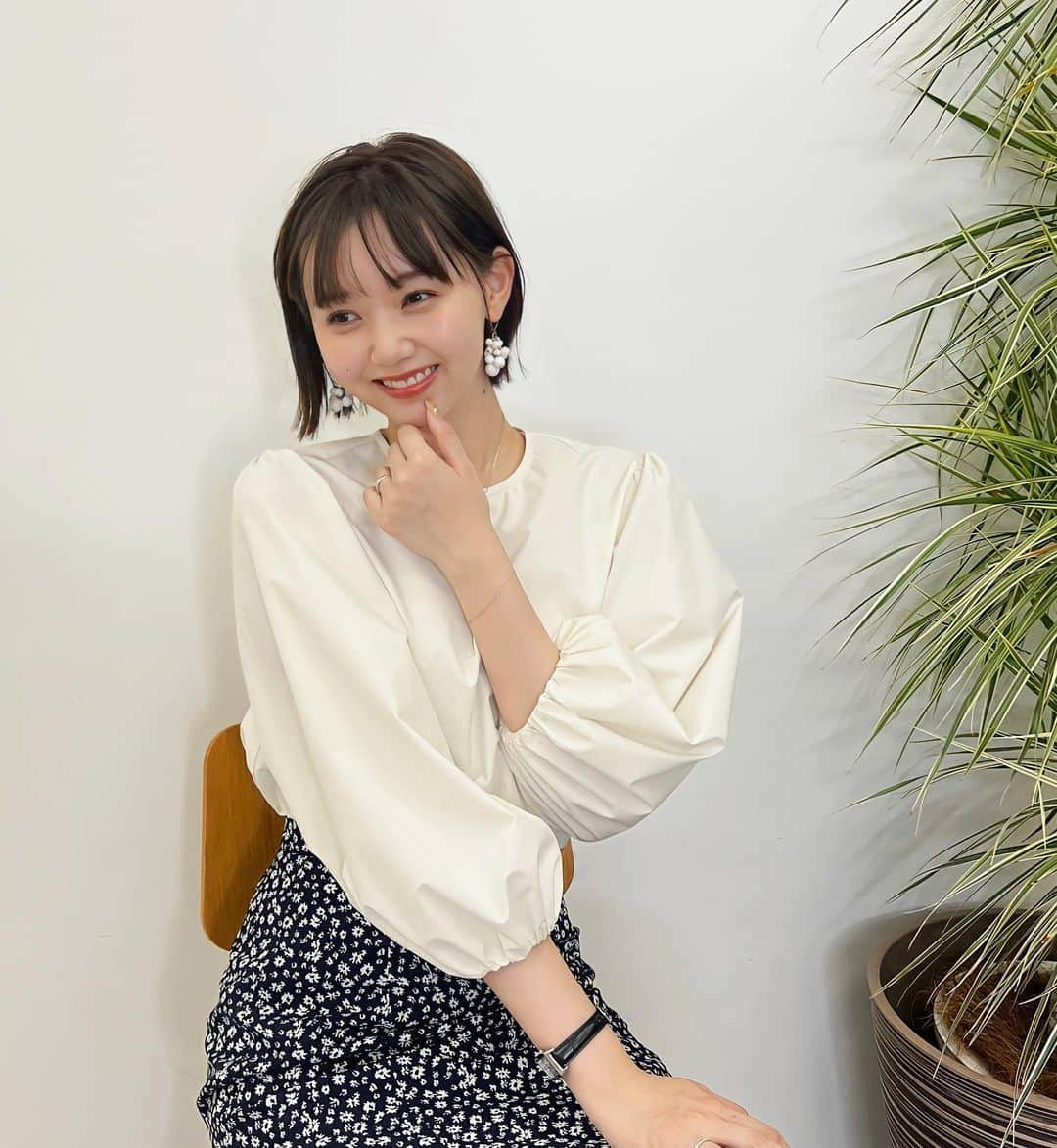 江野沢愛美さんのインスタグラム写真 - (江野沢愛美Instagram)「今日の私服です❤︎ 夕方頃から涼しかったので今日発売のブラウスを着てみました☺︎ (履いてるスカートは前回コラボの)  ハリ感があってとってもとってもお気に入り😌 スカートやデニム、レイヤードのインナーとしてこれから大活躍してもらう予定です。笑  @arumdy_official  本日から発売になりました。 ブランドの報告をしてから約2か月。  既に売り切れがたくさんで、とても嬉しく思ってます。 (再販の予定は今のところありません、残りの商品もぜひ🐾)  この先、皆さんも一緒にチームとなって ARUMDYをどんどん作っていきたいです❤︎  꽃길만 걷자 우리 ❤︎❤︎❤︎사랑해＾＾츄」8月19日 20時48分 - enosawa_manami