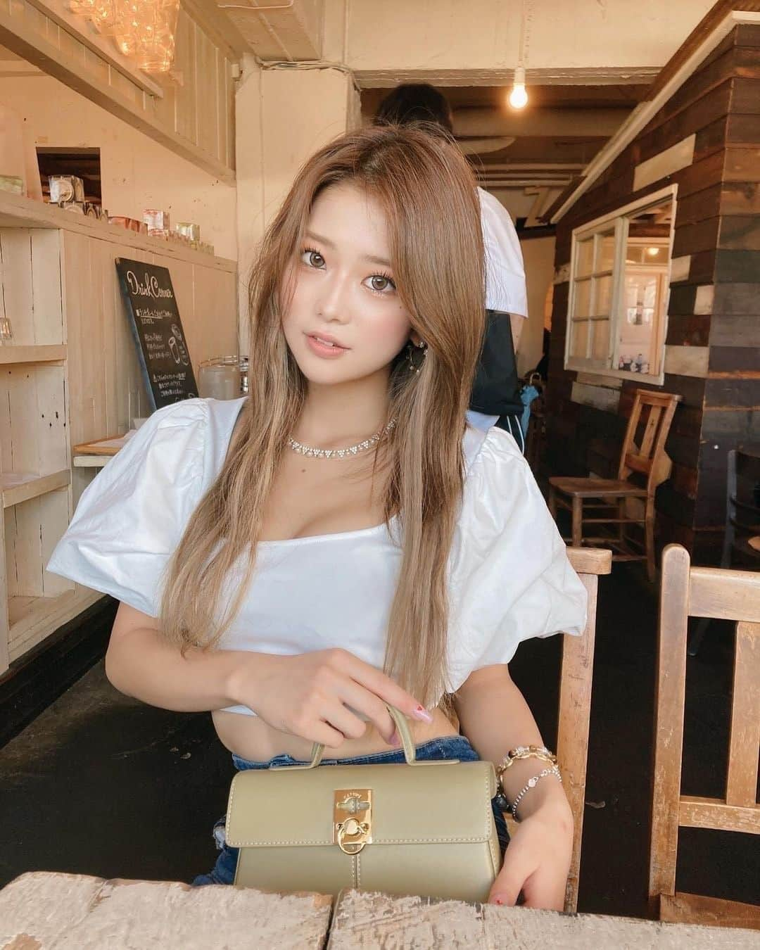 美女naviさんのインスタグラム写真 - (美女naviInstagram)「【美女navi ☻*】cafe🥰 * * 今回ご紹介させていただく方は❤️ 8467（やしろなな） さん ▶️▷ @8467_0  * * # Repost . . おやすみなさい🌙💖 . . 8467（やしろなな）さん のアカウントには 他にも素敵な投稿が(*´﹀`) ぜひ覗いてみてくださいね🧡 * * 美女navi掲載希望の方は⇒ @bijo_navi ❤️と # 美女ナビ , # 美女navi タグ付け * 10代限定姉妹アカウント 美少女navi掲載希望の方は⇒ @bishojo_navi 💛と # ビショウジョナビ タグ付け * お願いします✨✨ * * 次回もお楽しみに...😍 * * #naturalbeauty #ロングヘア #ハイトーンカラー #金髪 #金髪女子 #金髪ロング #美肌ケア #ギャルメイク #女子力向上 #女子力アップ #オトナ女子 #美肌 #大人可愛い #ストレートヘア  #お出かけ #お出かけコーデ #カフェ巡り #おしゃれ女子 #デートコーデ #オトナ可愛い #デートコーディネート #映え写真 #映えカフェ」8月19日 21時00分 - bijo_navi