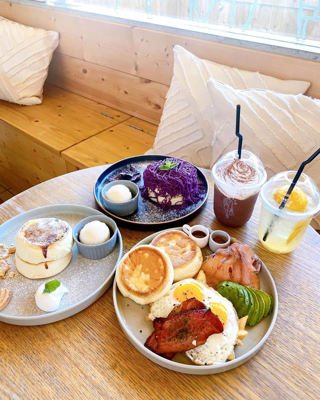 込山榛香さんのインスタグラム写真 - (込山榛香Instagram)「沖縄での美味しかったもの達🍴☀️ ⁡ ⁡ #tripcafeokinawa のパンケーキ🥞 ⁡ #BLUESEAL のアイス🍨 ⁡ #KOURISHRIMP のガーリックシュリンプ🦐 ⁡ ⁡ ⁡ どれも美味し過ぎて、 沖縄で毎日4〜5食食べてました🥹 ⁡ 沖縄、料理もカフェもアイスも全部美味しいって幸せ✨ ⁡ ⁡ ⁡ ⁡ #沖縄 #沖縄旅行 #パンケーキ #恩納村 #沖縄カフェ」8月19日 21時01分 - komiharu_official