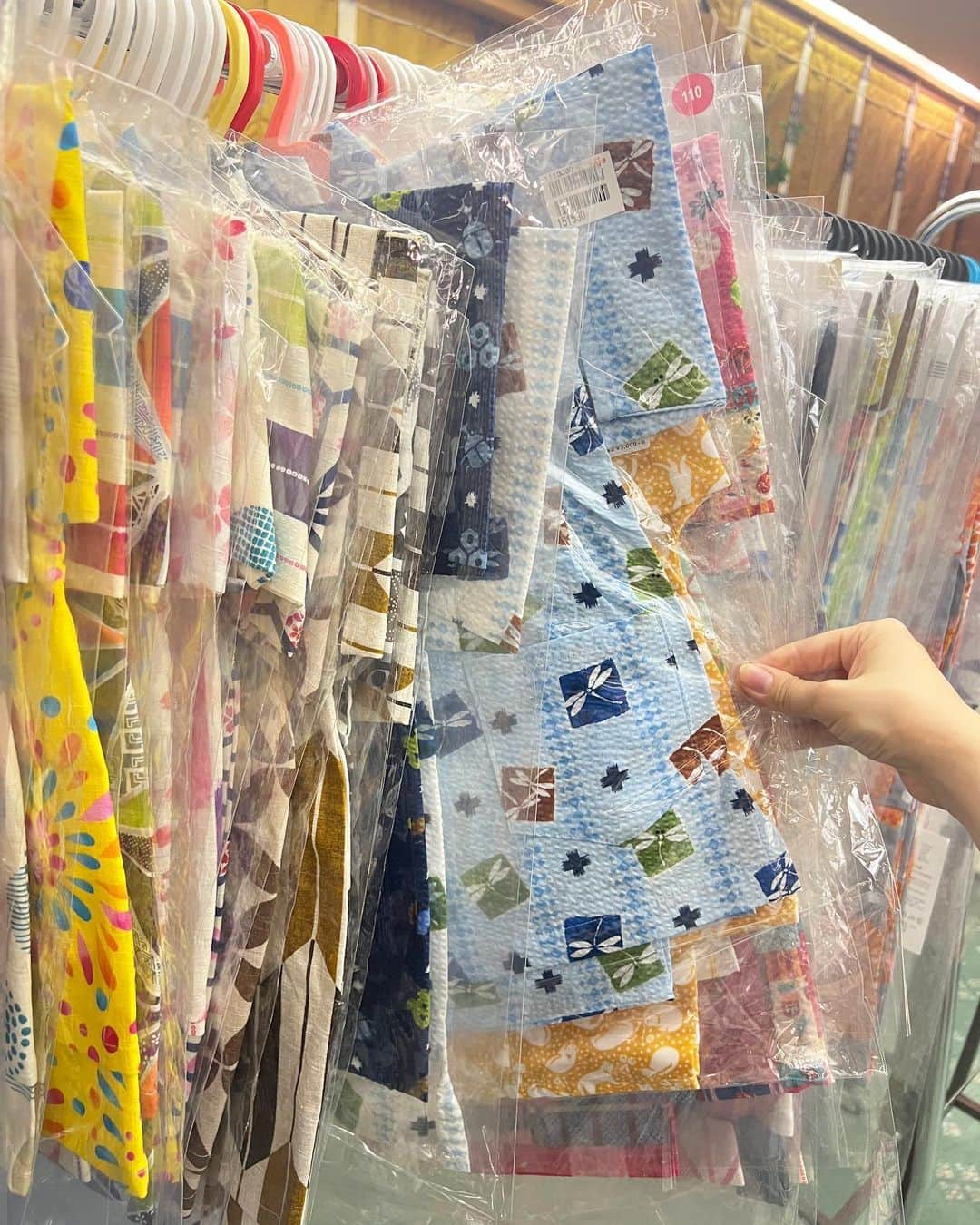 Sayuri（岸岡小百合）さんのインスタグラム写真 - (Sayuri（岸岡小百合）Instagram)「* 先日着た浴衣は、 紅葉柄の浴衣に鯉の柄の入った帯を選びました🎐  品川プリンスホテルの ”てぶらで気軽に浴衣を楽しめるステイプラン”では、 250種類以上ある中から見つけたお気に入りの一着を お持ち帰りすることができます。 @shinagawaprincehotel   伊達締めなどの紐類や下駄、浴衣や帯、 タオルまでもがプランについているので、 気軽に浴衣を楽しむことができました😊❤️ 衿芯まで入っていて驚き🤣‼️  お持ち帰りできる浴衣は、帯も単色だったり、 柄もイマイチなものが多い中、 このプランでは250種類もの中から選ぶことができ、 しかも上質な浴衣や帯が沢山✨ 正直とても驚きました‼️ 年齢問わず似合う浴衣を 見つけることが出来るとおもいます♪  実力派の着付け師さんが着付けてくださったので 帯の結び方もおしゃれに😌  この浴衣セットに アクアパーク品川のチケット🐬 ハプナの朝食ビュッフェ🥞もついてこのお値段？？ 浴衣だけの間違いでは？と母もびっくり🤣‼️  こども用の甚兵衛や浴衣もプレゼントしてくださり、 親子3代で日本の夏を楽しむことができました🥺❤️ （もちろん男性物もありましたよ♪）  夏の思い出作りにぴったりのプランなので、 お友達やご家族と、是非足を運んでみてください😊  #品プリ　#品川プリンスホテル #浴衣　#ゆかた #日本の夏　#アクアパーク品川 #東京ホテル　#ホテルステイ」8月19日 21時54分 - sayuuringo