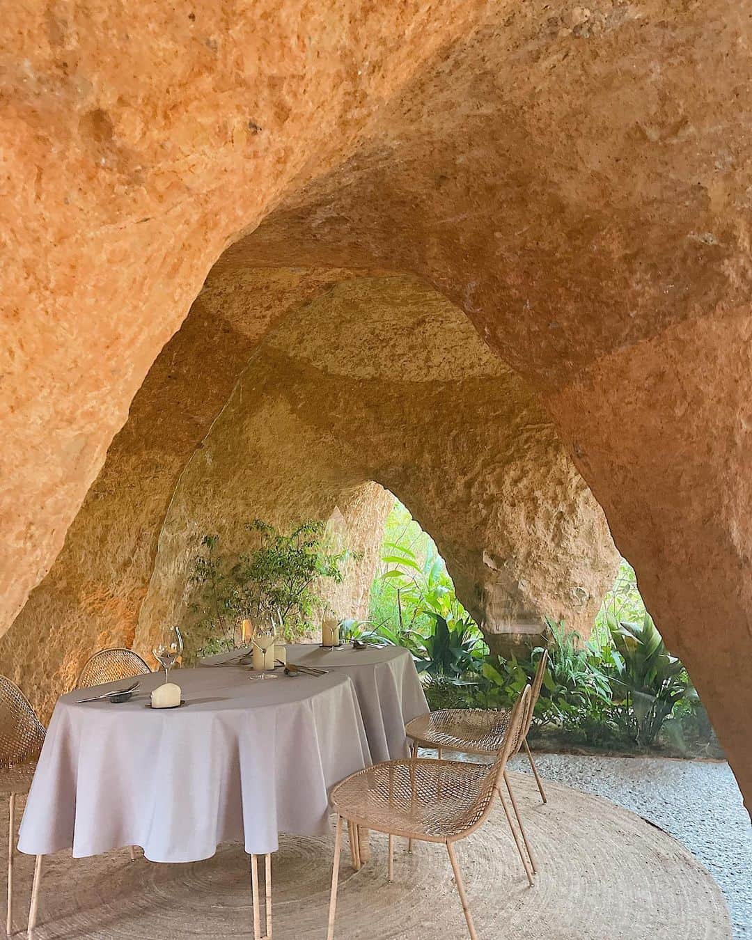 堀江直美さんのインスタグラム写真 - (堀江直美Instagram)「maison owl 🥂  9年の年月を経て誕生した “洞窟のようなレストラン”  非日常な空間に子供といっしょにワクワクした✨  瞳に映るもの全てに感動…  建築はもちろんインテリアも流れる空気感も差し込む光も美しく、陽が落ちてキャンドルの灯火の洞窟内もこれまた素敵🕯  家族皆が訪れたかったフレンチのお店です🇫🇷  お料理は次のpostで🍴  #maison_owl#メゾンアウル#石上純也#maisonowl#洞窟レストラン#宇部#山口フレンチ#山口レストラン#yamaguchi#hntabelog」8月19日 22時21分 - naomiiiiiiiiiiii