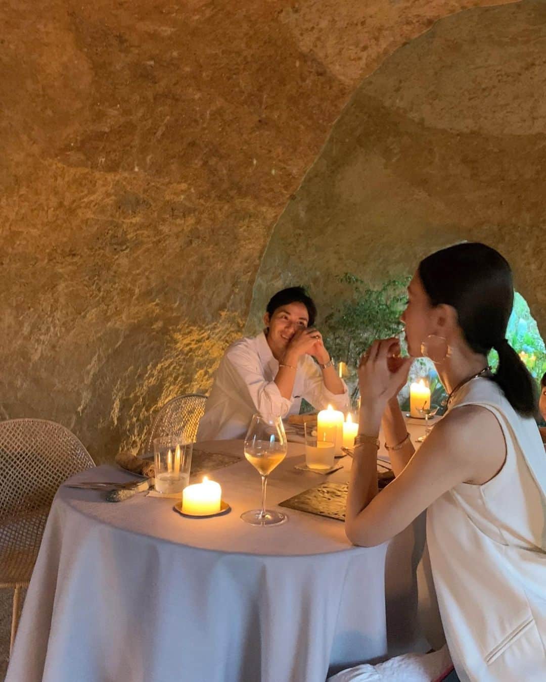堀江直美さんのインスタグラム写真 - (堀江直美Instagram)「maison owl 🥂  9年の年月を経て誕生した “洞窟のようなレストラン”  非日常な空間に子供といっしょにワクワクした✨  瞳に映るもの全てに感動…  建築はもちろんインテリアも流れる空気感も差し込む光も美しく、陽が落ちてキャンドルの灯火の洞窟内もこれまた素敵🕯  家族皆が訪れたかったフレンチのお店です🇫🇷  お料理は次のpostで🍴  #maison_owl#メゾンアウル#石上純也#maisonowl#洞窟レストラン#宇部#山口フレンチ#山口レストラン#yamaguchi#hntabelog」8月19日 22時21分 - naomiiiiiiiiiiii