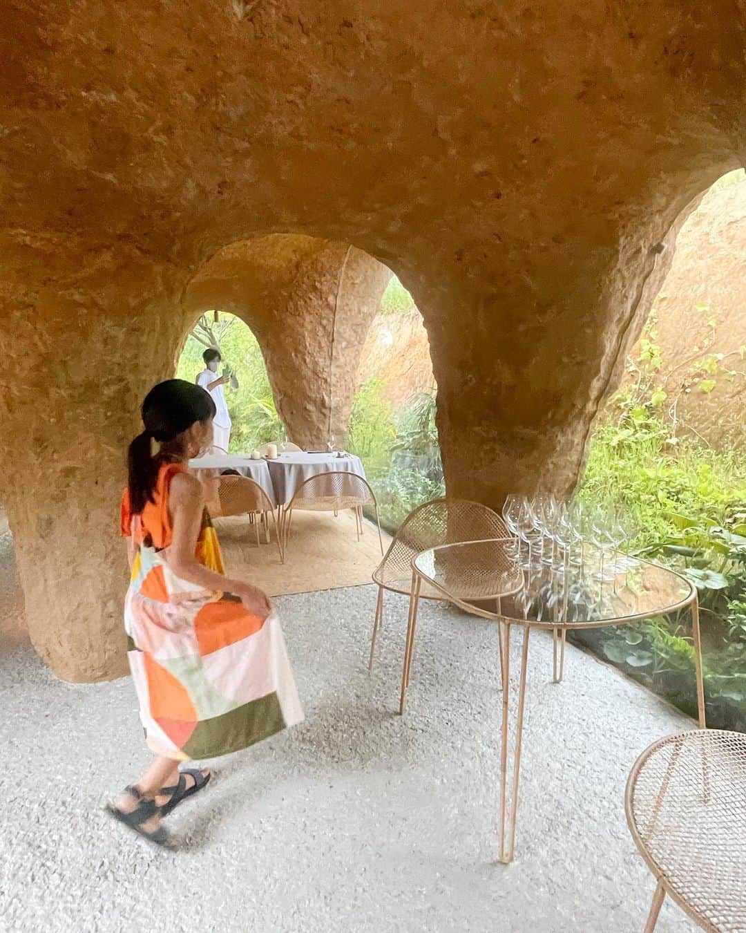 堀江直美さんのインスタグラム写真 - (堀江直美Instagram)「maison owl 🥂  9年の年月を経て誕生した “洞窟のようなレストラン”  非日常な空間に子供といっしょにワクワクした✨  瞳に映るもの全てに感動…  建築はもちろんインテリアも流れる空気感も差し込む光も美しく、陽が落ちてキャンドルの灯火の洞窟内もこれまた素敵🕯  家族皆が訪れたかったフレンチのお店です🇫🇷  お料理は次のpostで🍴  #maison_owl#メゾンアウル#石上純也#maisonowl#洞窟レストラン#宇部#山口フレンチ#山口レストラン#yamaguchi#hntabelog」8月19日 22時21分 - naomiiiiiiiiiiii