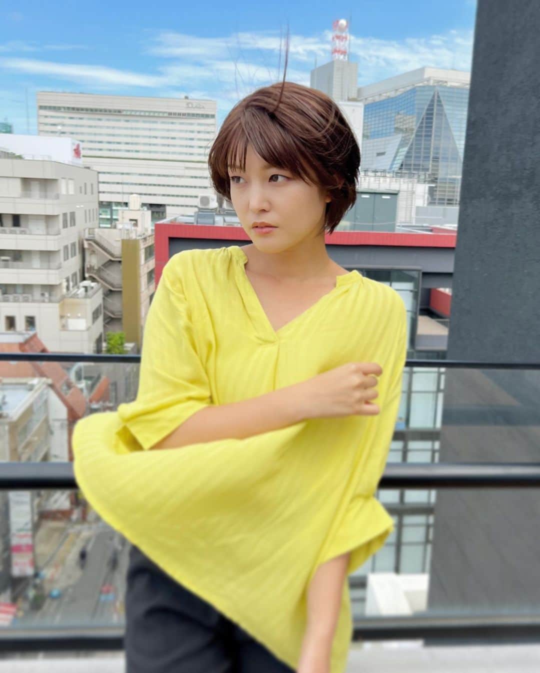 内村麻美さんのインスタグラム写真 - (内村麻美Instagram)「. . . どんな髪色が好きですか？？ . そして3枚目… 空に掃除機でもあったのかな。 . . #ショートカット #ショートボブ #ヘアカラー #ブラウンカラー」8月19日 22時29分 - asami___05