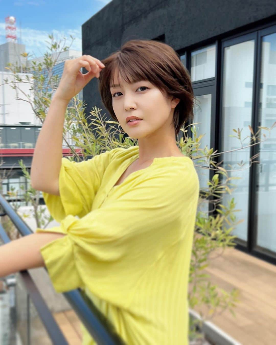内村麻美さんのインスタグラム写真 - (内村麻美Instagram)「. . . どんな髪色が好きですか？？ . そして3枚目… 空に掃除機でもあったのかな。 . . #ショートカット #ショートボブ #ヘアカラー #ブラウンカラー」8月19日 22時29分 - asami___05