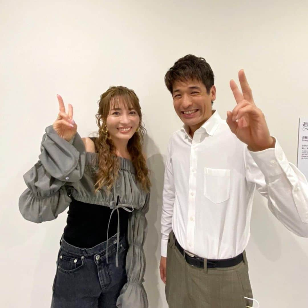 新山千春さんのインスタグラム写真 - (新山千春Instagram)「久しぶりに 佐藤隆太くんに 番組でお会い出来ました✨  それは劇団ひとりさん✨も そう！ 10代の頃からお仕事で お世話になってて、 この日、私たち親子に MCのお2人が あったかい空間を作ってくれたんだよね✨  そして、 スタジオにむかう時には 北斗晶さんが 娘のもあを  もあちゃん！おおきくなったねぇ✨って抱きしめてくれた。  この日は丸ごと嬉しい日に なりました♡  2枚目の写真は 小5の時のわたし！  3枚目は 広角レンズで脚長に もあが撮ってくれた😋  @moaaa0712   #小5クイズ #佐藤隆太 くん #新山千春」8月19日 22時49分 - chiharuuu_0114