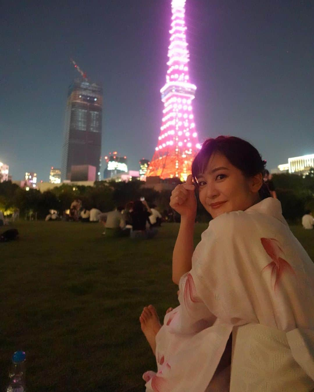 林美桜さんのインスタグラム写真 - (林美桜Instagram)「. BLACKPINKカラーの特別な東京タワー🗼 妹とみました🫶 たくさん写真を撮ったので少しずつ載せます🫧 ※撮影時のみマスクを外しました Pink Venom은 노래도 좋고 댄스도 좋고 모든 게 완벽해요😭🫶 오늘의 도쿄 타워는 특별한 핑크색이네요🗼 앞으로의 활동도 기대가 많이 돼요💓 . #東京タワー#🗼#도쿄더워  #pinkvenom #pink#핑크  #日本#도쿄#blackpink#여동생#lightupthepink」8月19日 23時26分 - miou0hayashi