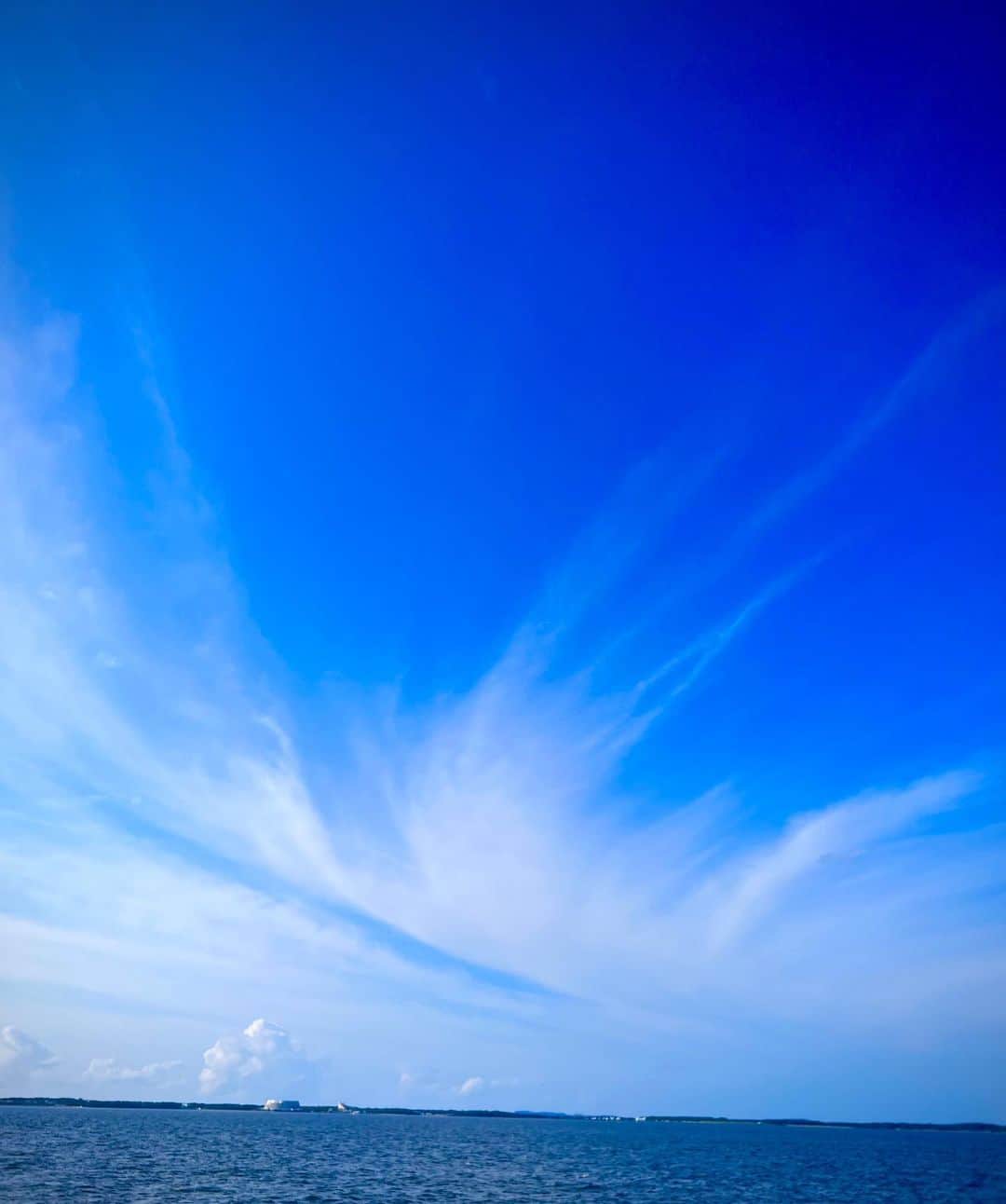 氷川きよしさんのインスタグラム写真 - (氷川きよしInstagram)「気分転換に急シリーズで志賀島へ。 福岡ドーム&福岡タワー。  シャレとるアイスキャンディー。 🍓🥭 博多埠頭のタワー。  鳳凰雲。  みんなに見せたかったhappy景色🤍  明日もみんな頑張るとよ！  by Kiina  #氷川きよし #hikawakiyoshi #kii #kiina #kiinatural #キヨラー」8月19日 23時45分 - hikawa_kiyoshi_official