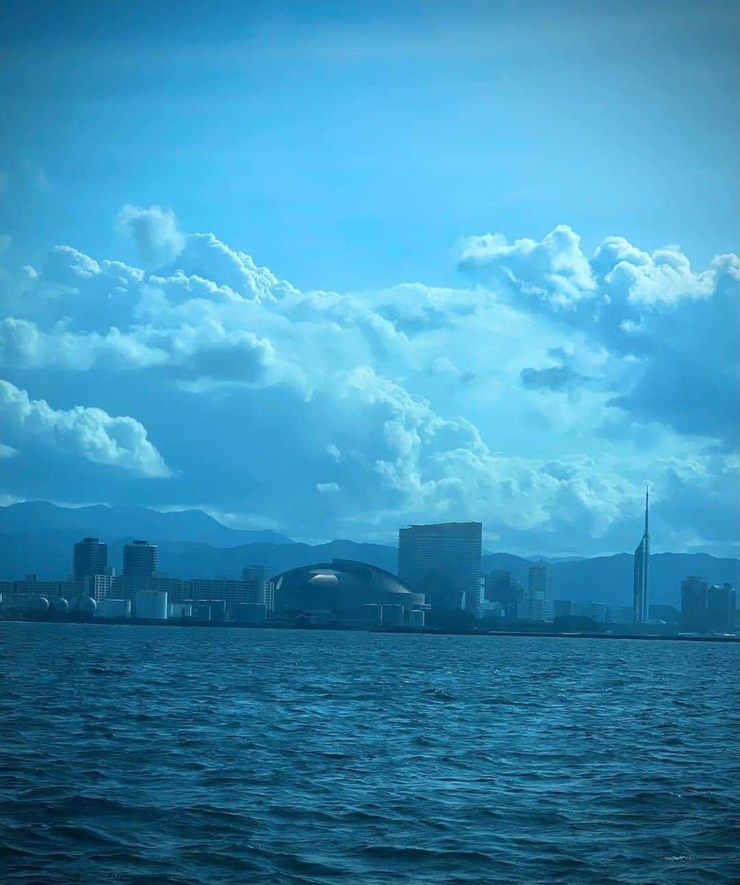 氷川きよしさんのインスタグラム写真 - (氷川きよしInstagram)「気分転換に急シリーズで志賀島へ。 福岡ドーム&福岡タワー。  シャレとるアイスキャンディー。 🍓🥭 博多埠頭のタワー。  鳳凰雲。  みんなに見せたかったhappy景色🤍  明日もみんな頑張るとよ！  by Kiina  #氷川きよし #hikawakiyoshi #kii #kiina #kiinatural #キヨラー」8月19日 23時45分 - hikawa_kiyoshi_official