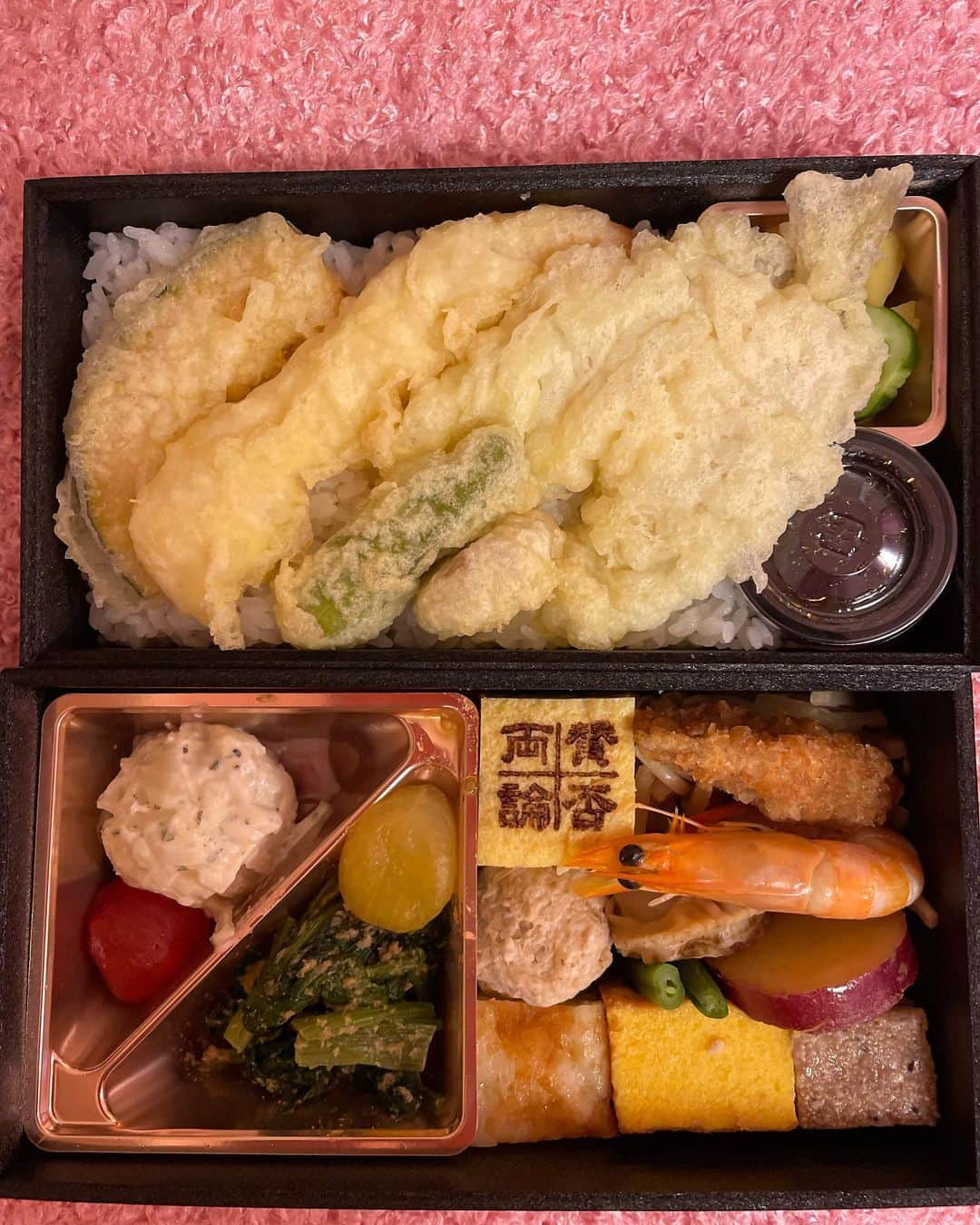 大林素子さんのインスタグラム写真 - (大林素子Instagram)「舞台の中日祝いに 差し入れは、賛否両論さんの お弁当、今年3回目 私が何より1番食べたく・笑 皆さんに喜んで頂けて 良かった❤️」8月20日 1時14分 - m.oobayashi