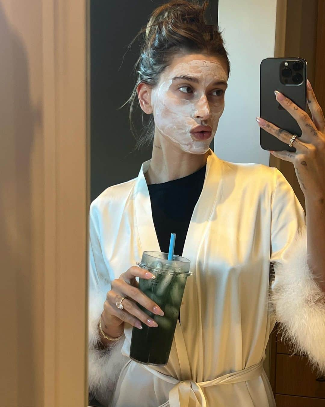 ハイレイ・ロード・ボールドウィンさんのインスタグラム写真 - (ハイレイ・ロード・ボールドウィンInstagram)「it’s been a skincare filled week @rhode 🫶🏼🐰」8月20日 3時33分 - haileybieber