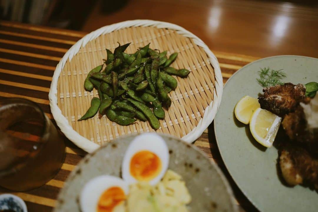 高山都さんのインスタグラム写真 - (高山都Instagram)「海苔がとても好きで、家でゆるゆる晩酌する時にも、ついパリパリしております。 ミネラル豊富で、低カロリーで味付きじゃないもの選べば塩分も気にならない。 エンドレスおつまみ！ 先日の、晩ごはんは、向田邦子さんのエッセイ #海苔と卵と朝めし を読んでて無性に食べたくなった海苔がメインに。 @yamamotonoriten_official の焼き海苔に最近ハマってます。 軽く炙って、四つ切りに。 お供はお刺身と納豆に大葉、オクラ、たくあんなんかを刻んでよく混ぜる爆弾。 あとは、塩麹と酒、ニンニク生姜で下味つけた唐揚げは大根おろしとポン酢で。 その他、枝豆、セロリと塩茹で卵のカレーマヨネーズ和え、シシャモなど。 #みやれゴハン #海苔が好き」8月20日 5時00分 - miyare38