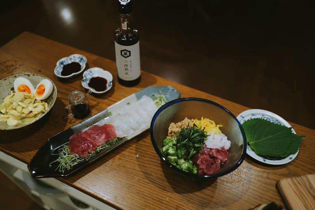 高山都さんのインスタグラム写真 - (高山都Instagram)「海苔がとても好きで、家でゆるゆる晩酌する時にも、ついパリパリしております。 ミネラル豊富で、低カロリーで味付きじゃないもの選べば塩分も気にならない。 エンドレスおつまみ！ 先日の、晩ごはんは、向田邦子さんのエッセイ #海苔と卵と朝めし を読んでて無性に食べたくなった海苔がメインに。 @yamamotonoriten_official の焼き海苔に最近ハマってます。 軽く炙って、四つ切りに。 お供はお刺身と納豆に大葉、オクラ、たくあんなんかを刻んでよく混ぜる爆弾。 あとは、塩麹と酒、ニンニク生姜で下味つけた唐揚げは大根おろしとポン酢で。 その他、枝豆、セロリと塩茹で卵のカレーマヨネーズ和え、シシャモなど。 #みやれゴハン #海苔が好き」8月20日 5時00分 - miyare38