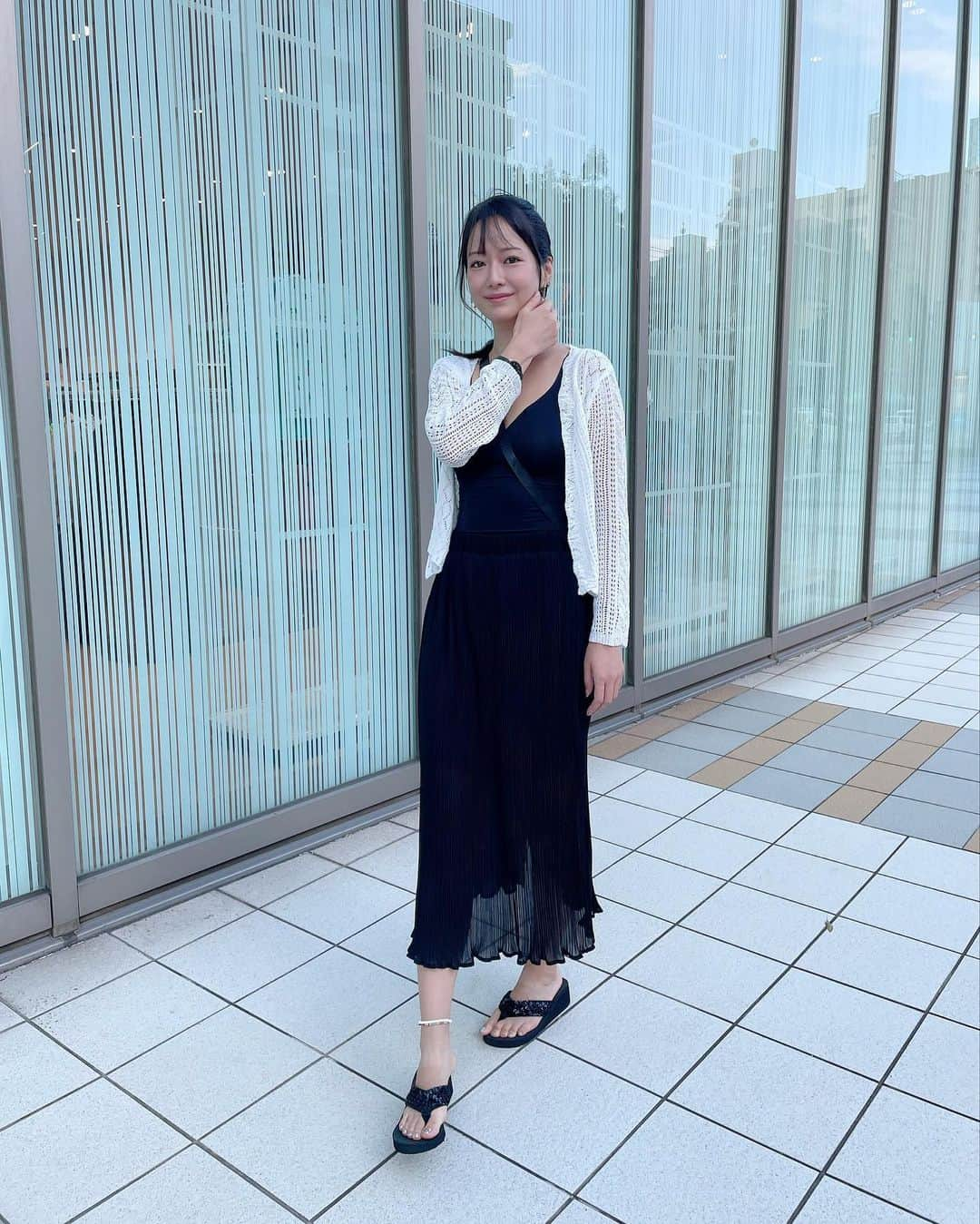 吉山りささんのインスタグラム写真 - (吉山りさInstagram)「👗💞 今月の服が今までで1番当たり❣️  ってくらいプチプラでコスパ最強💗  全身コーデで6000円しない😍✨（クーポンで5000円くらい🫶🏻）   ✔︎カーデの着心地最高🫶🏻 ✔︎キャミはブラトップでサラりとした生地✨ ✔︎︎︎︎スカートはウエストゴムだしスリットで歩きやすい❣️ ✔︎︎︎︎軽いビーサンとミニショルダーの価格破壊😍💕  まだまだ夏を終わらせない🧜🏻‍♀️💗  📍クーポンコードで割引🫶🏻  ↓↓↓ 『risayoshiyama』 （※ご購入手続き→クーポン適用で記入⭕️）    ✅1～5,999円まで15%OFF  ✅6000円以上は20%OFF （⚠️9月30日まで）  @shein_japan @sheinofficial  #shein #shein購入品 #sheinstyle #SHEINforall #SHEIN  📍risayoshiyama(extra 15%~20% off, valid until 9/30)   #ファッション  #ファッションコーデ  #プチプラコーデ  #40代コーデ  #summer  #全身コーデ  #ファッショングラム  #インスタファッション    #吉山りさ #モデル #フリーモデル #撮影モデル  #アパレル  #温泉女子  #fashion」8月20日 7時50分 - oreorerisa