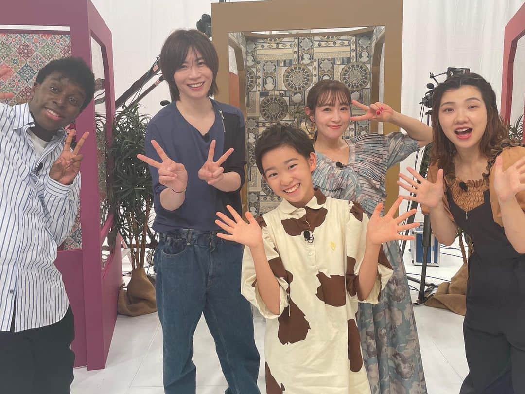 大沢あかねさんのインスタグラム写真 - (大沢あかねInstagram)「おはようございます☀ 出演のお知らせです💁🏻‍♀️  8/20 (土) NHK「発想転換! 世界を変えるシン・キング」が 20:15 〜 から放送です🤓  発想転換のコツが身につく新感覚のクイズ番組です✨ 焼肉店がフードロス問題を解決した驚きの発想転換とは！？ とっても楽しいメンバーでみんなそれぞれの考え方がとっても面白かったです😆一番最年少、輝星ちゃん大活躍！！  皆さんも一緒にシンキング🦁してね❤️」8月20日 8時31分 - oosawa_akane.official